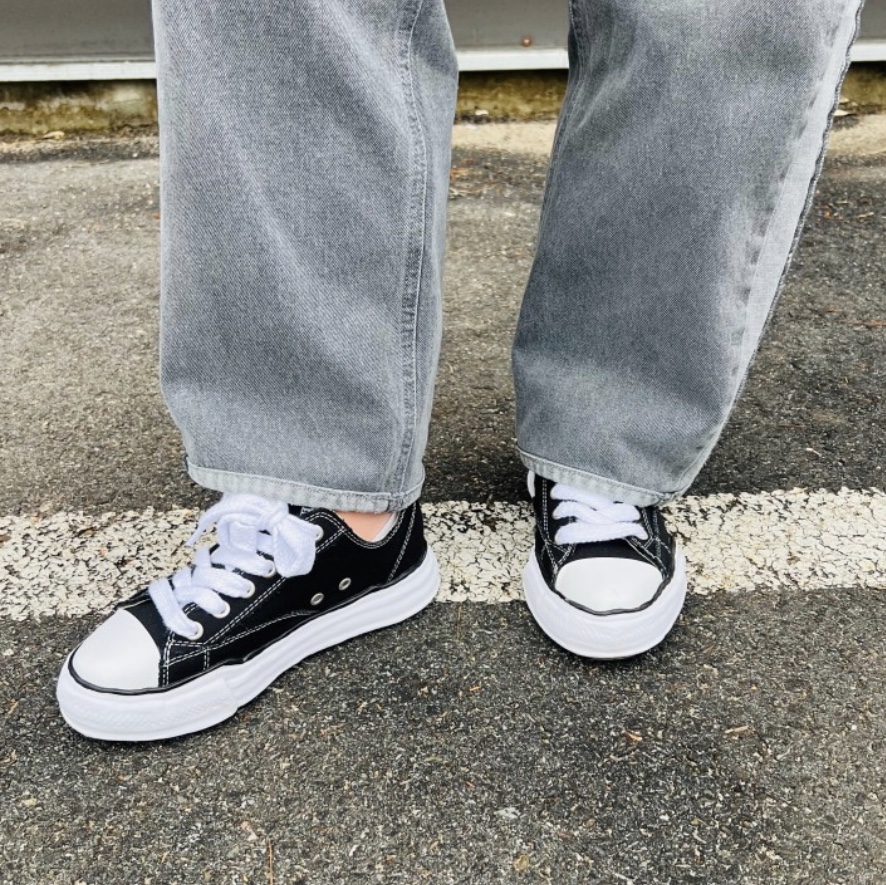 Maison Mihara Yasuhiro Peterson OG Sole Canvas Low Sneakers Black 착용 스타일