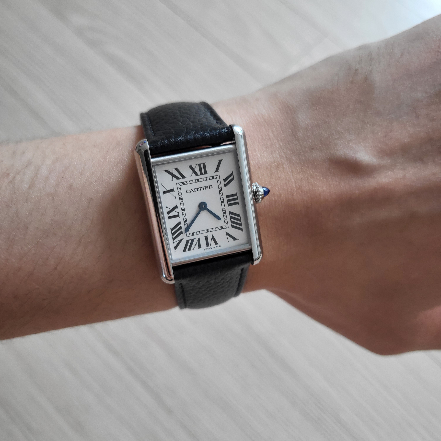 Cartier Tank Must Watch Large Quartz Steel Calfskin Black 착용 스타일