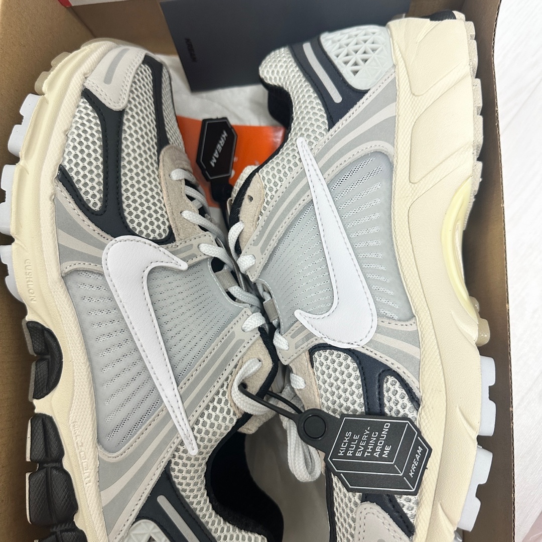 Nike Zoom Vomero 5 Light Bone and Black 착용 스타일 - 2