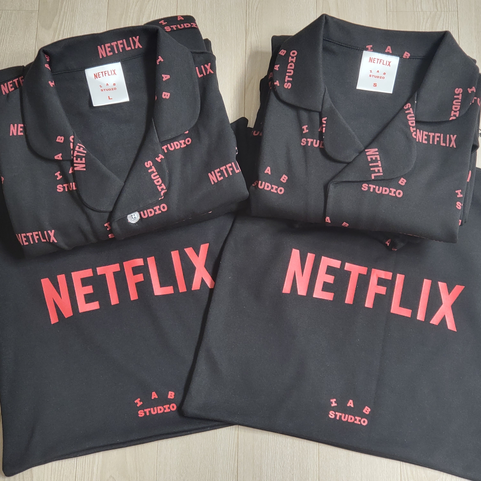 IAB Studio x Netflix Pajama Cushion Cover Set Black 착용 스타일 - 1