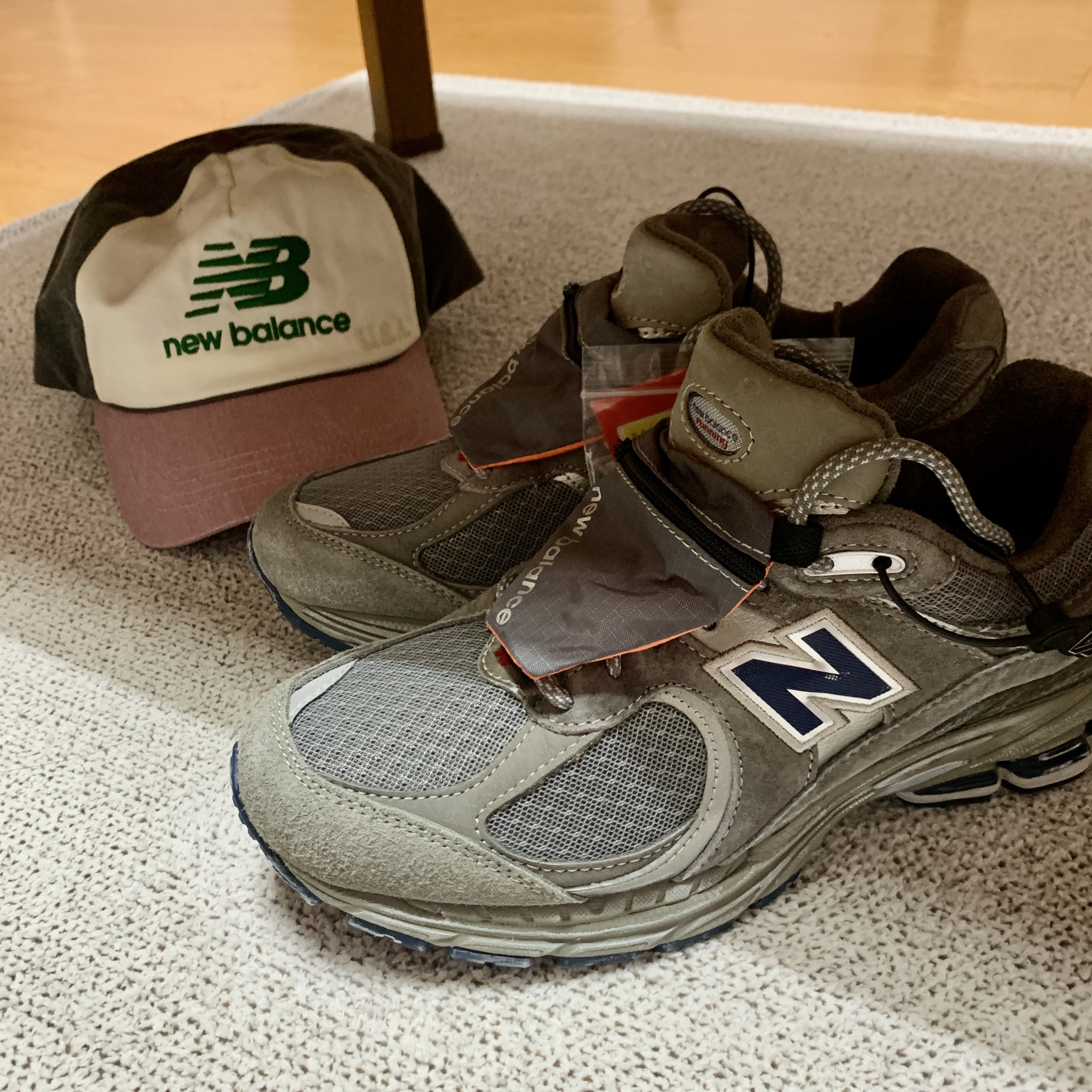 New Balance 2002R Premium Vintage Grey 착용 스타일 - 2