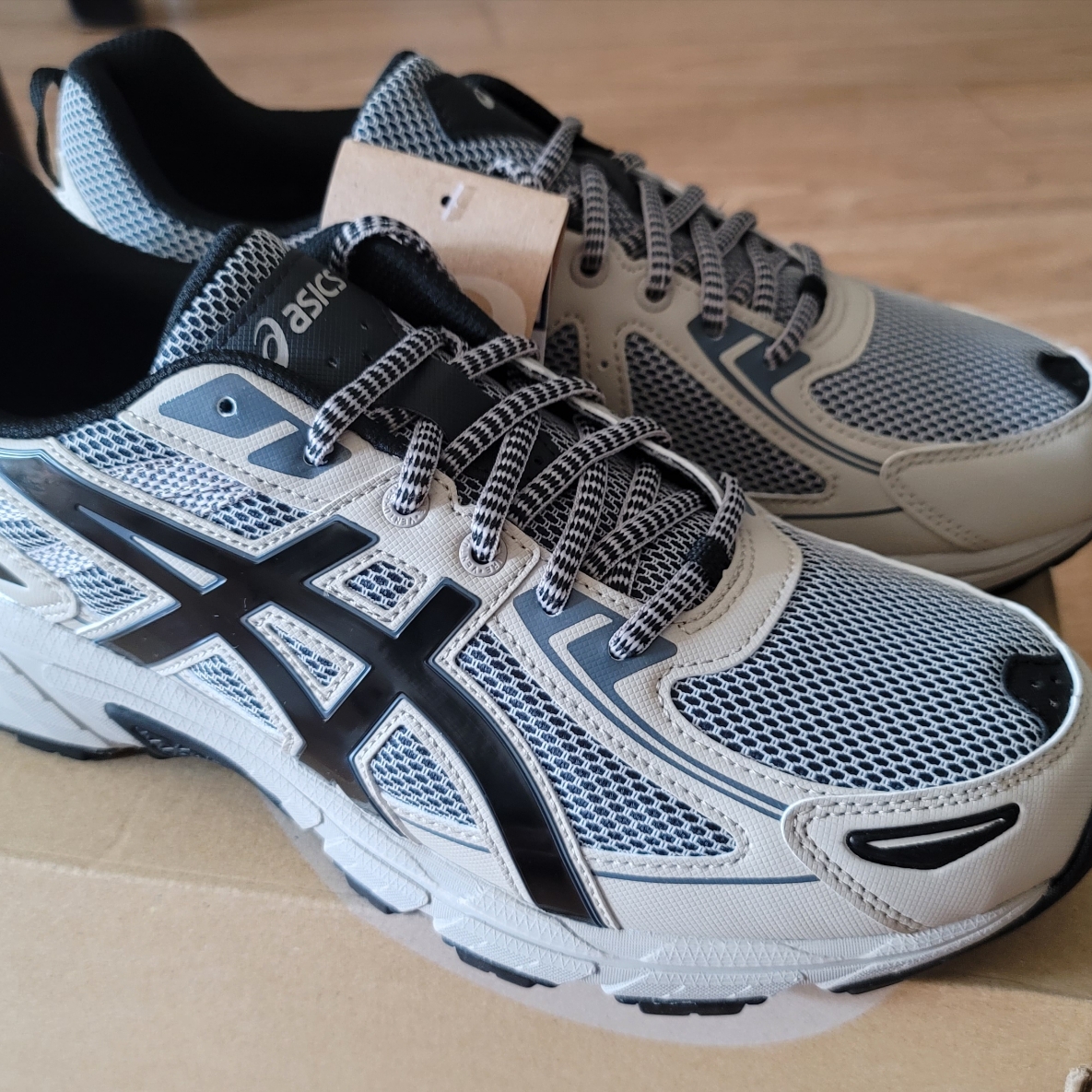 Asics Gel-Venture 6 Feather Grey Black 착용 스타일 - 2
