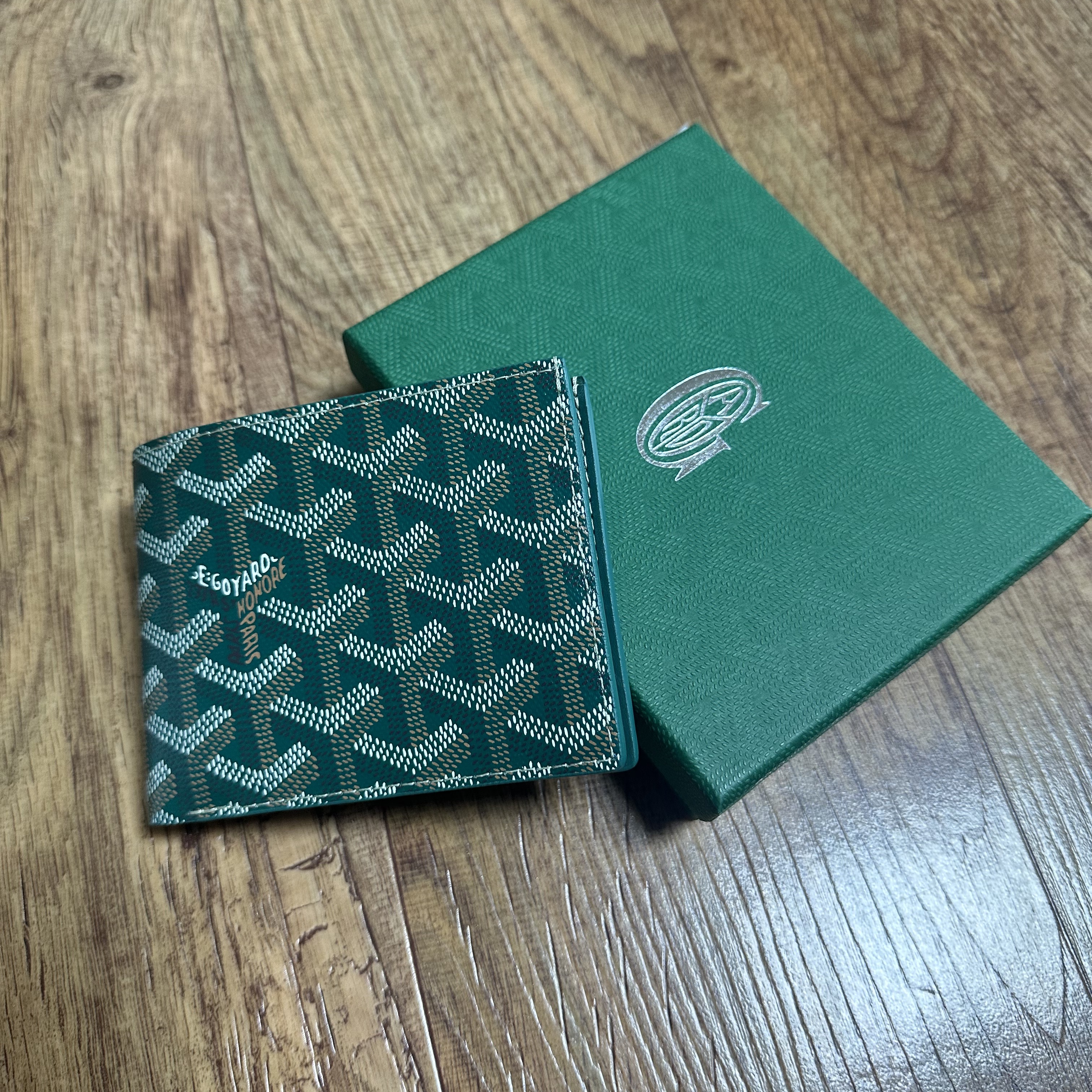 Goyard Victoire Wallet Green 착용 스타일