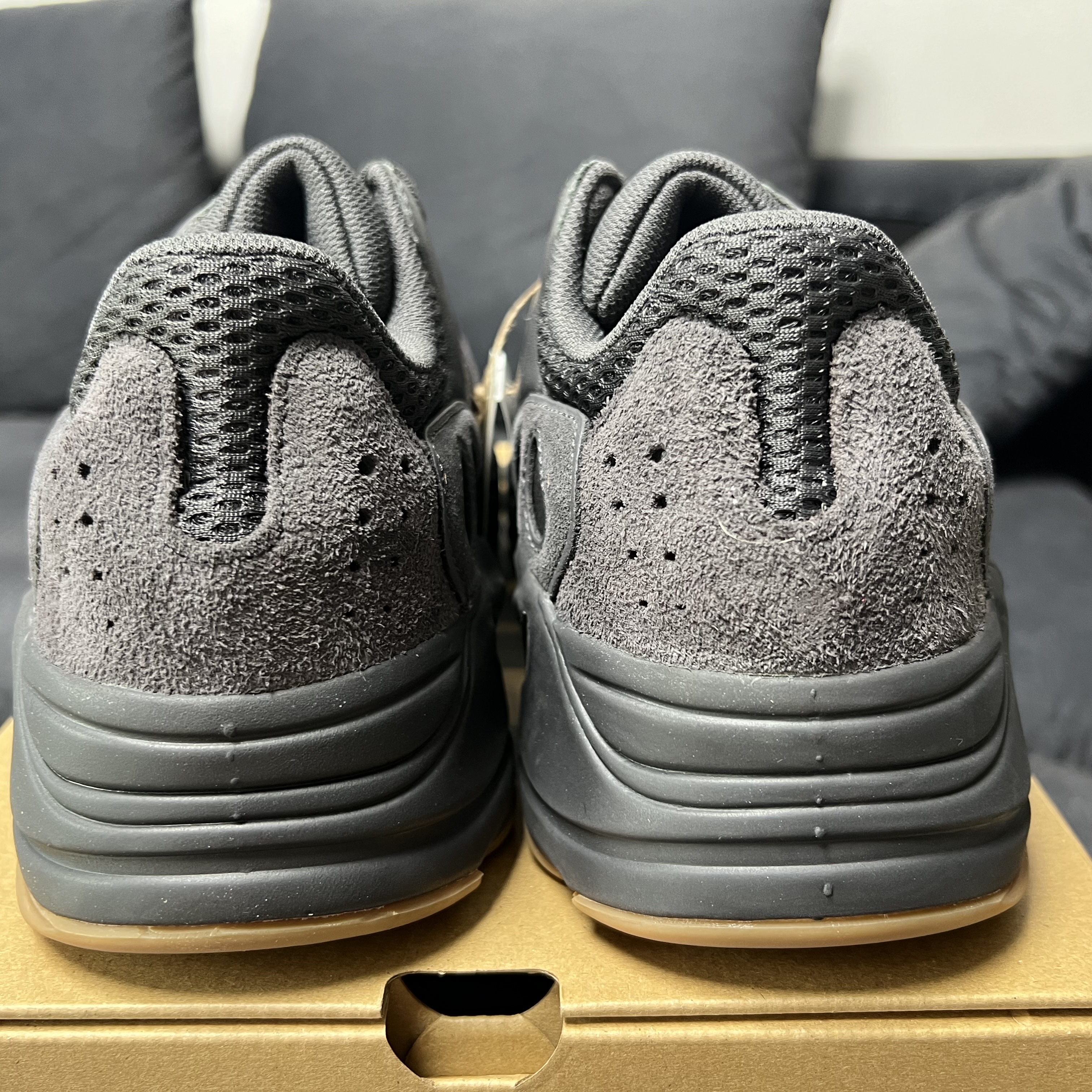 Adidas Yeezy Boost 700 Utility Black 2023 착용 스타일 - 3