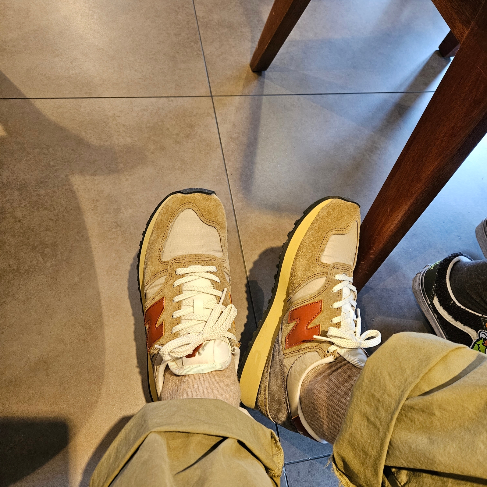 New Balance 730 Made in UK Beige 착용 스타일 - 1