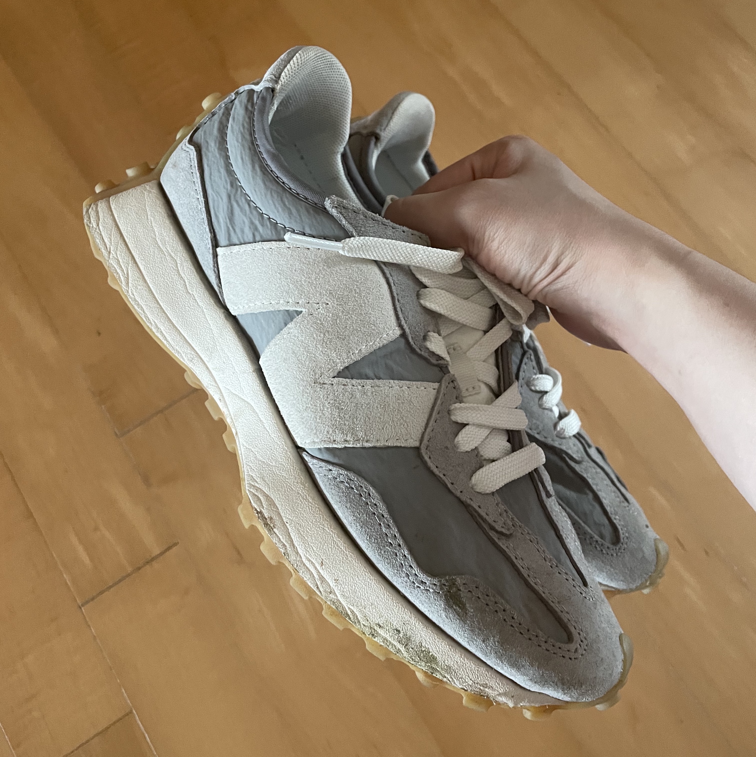 New Balance 327 Clean Vintage Overcast 착용 스타일