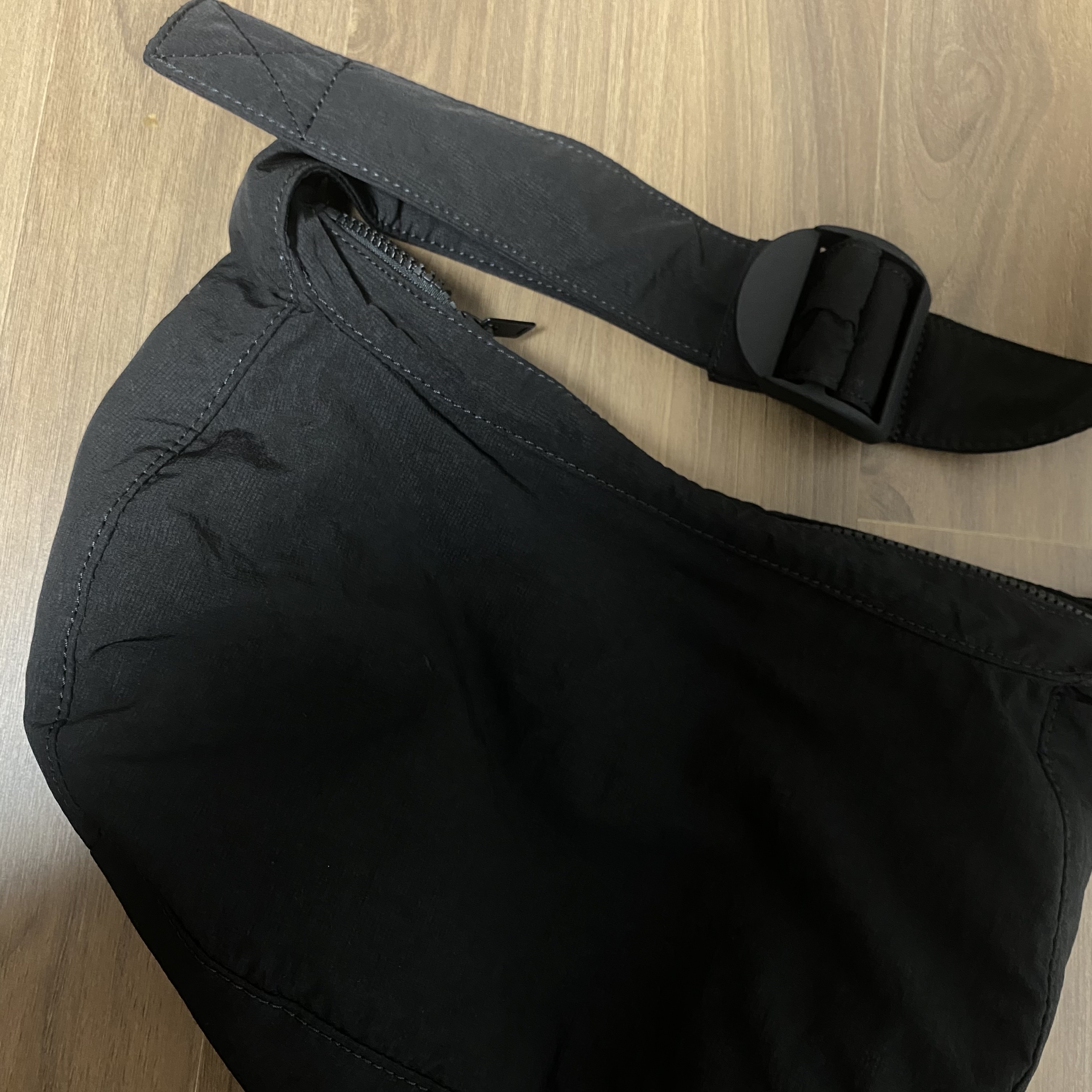 COS Nylon Crossbody Saddle Bag Black 착용 스타일