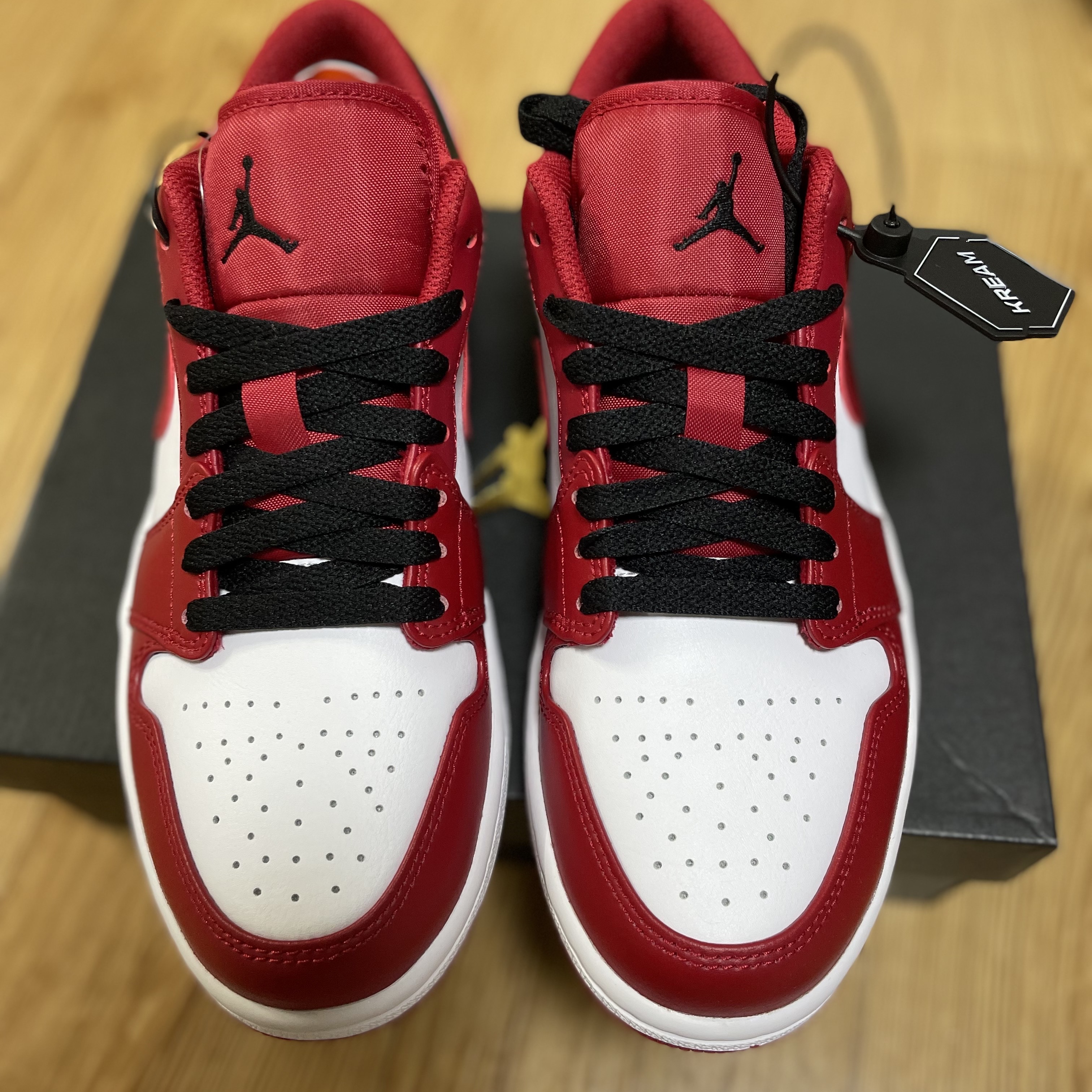 Jordan 1 Low White Gym Red Black 착용 스타일 - 3