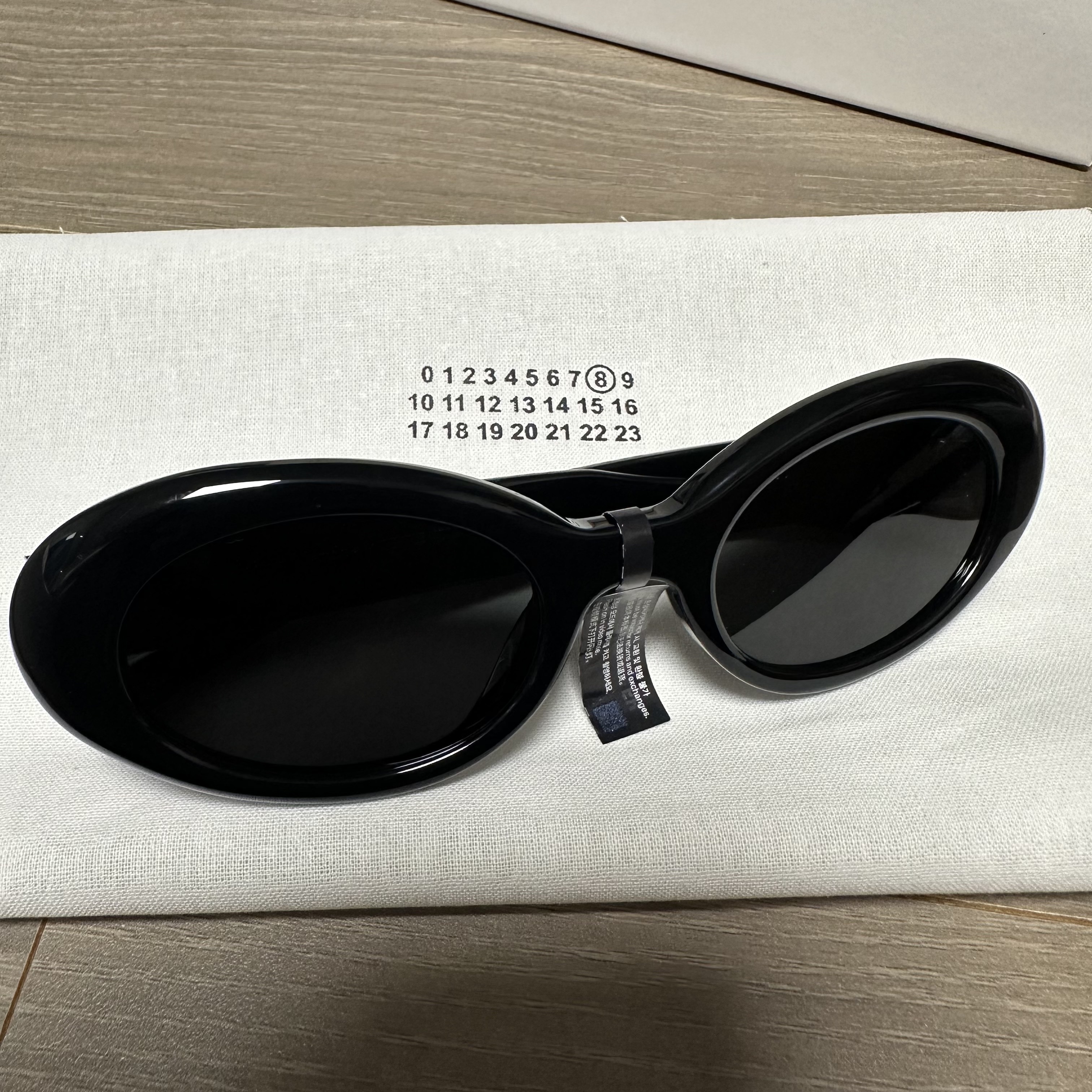 Gentle Monster x Maison Margiela MM005 Black Black 착용 스타일 - 1