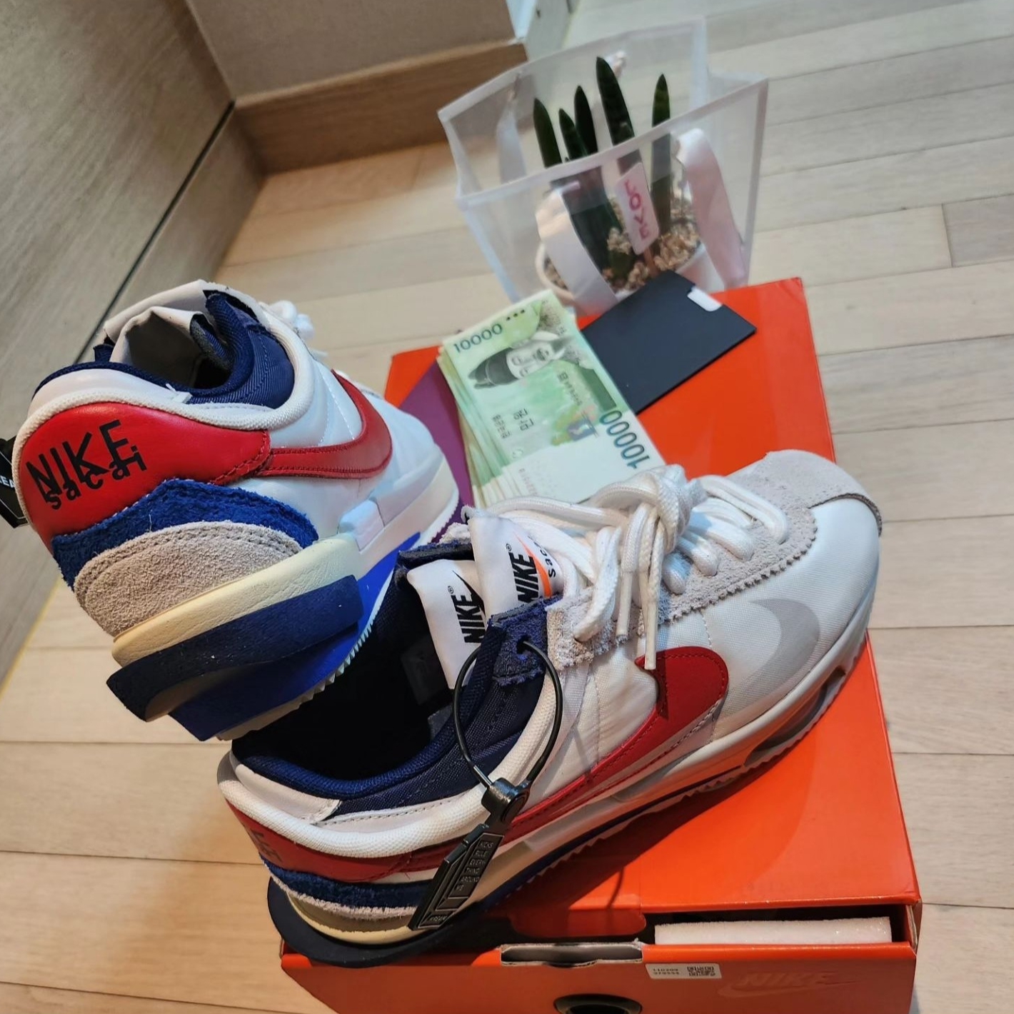Nike x Sacai Zoom Cortez SP White and University Red 착용 스타일