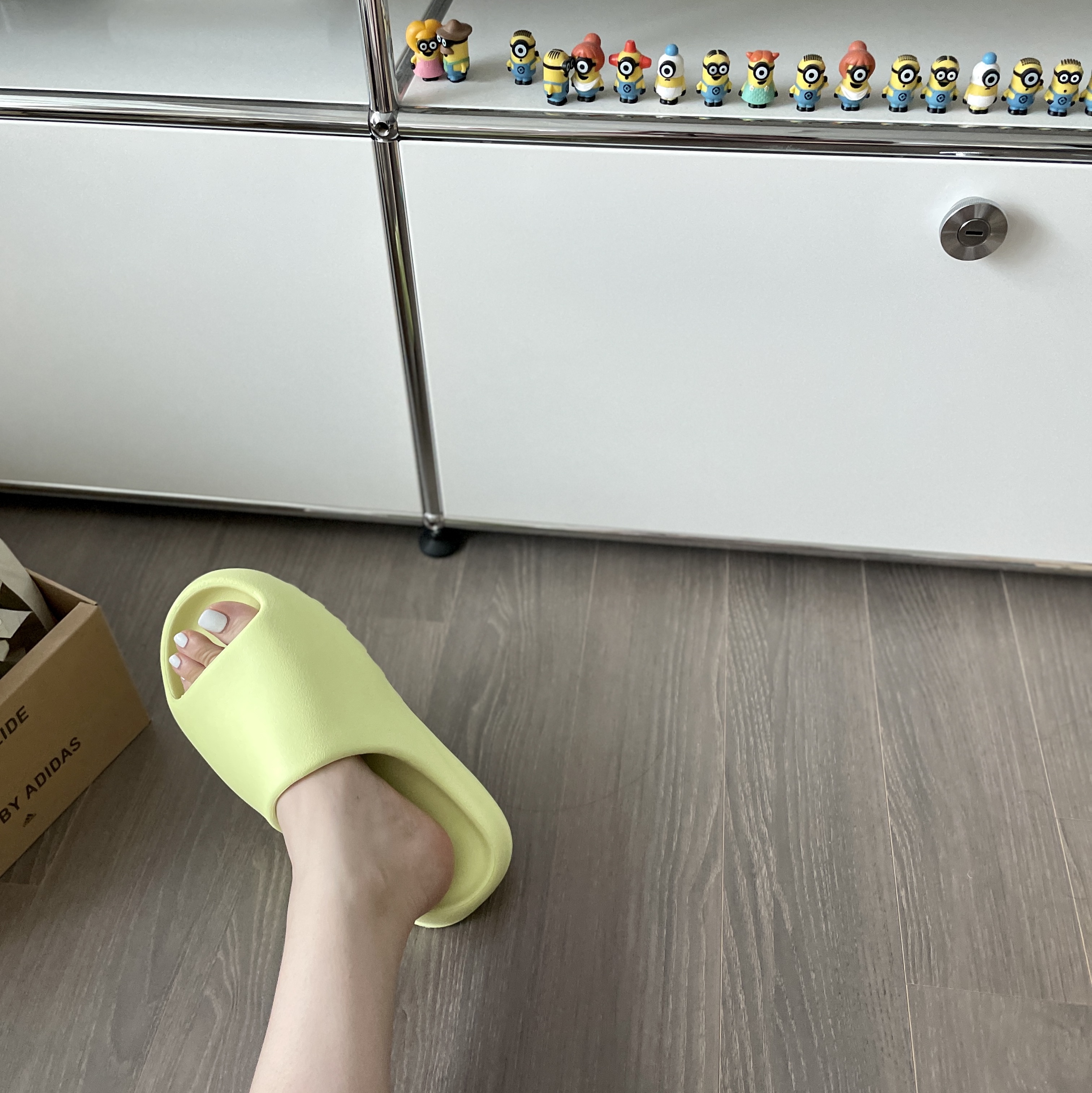 Adidas Yeezy Slide Glow Green 2022/2023 착용 스타일