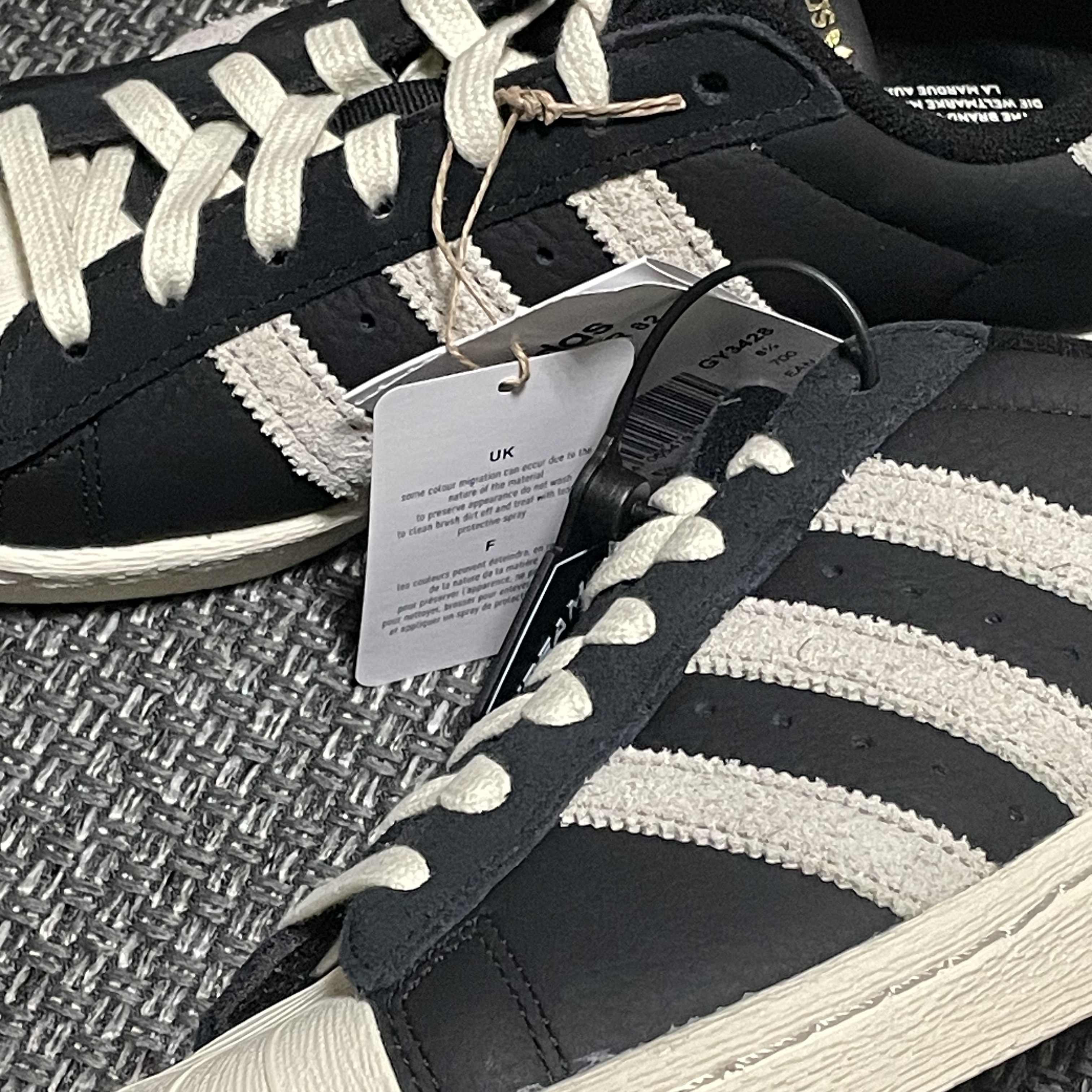 Adidas Superstar 82 Black White 착용 스타일