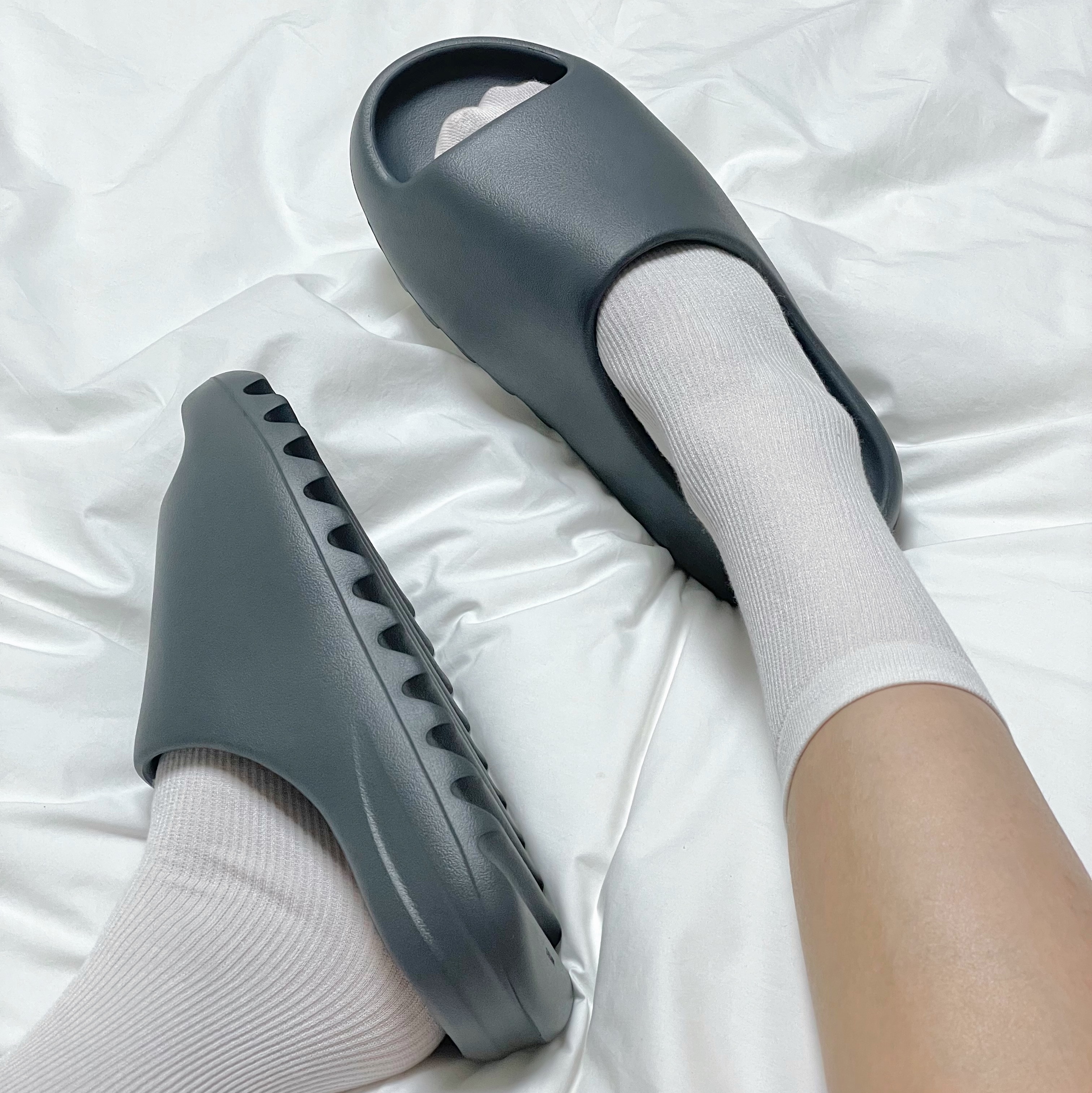 Adidas Yeezy Slide Slate Grey 착용 스타일