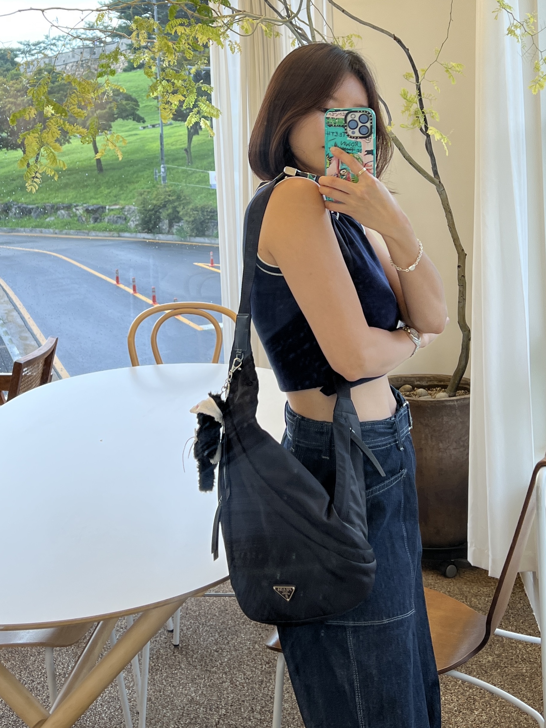 에스티유 X 모남희 스투, 프라다 리나일론 앤 레더 숄더 스트랩 백팩 블랙 착용 스타일 - 2