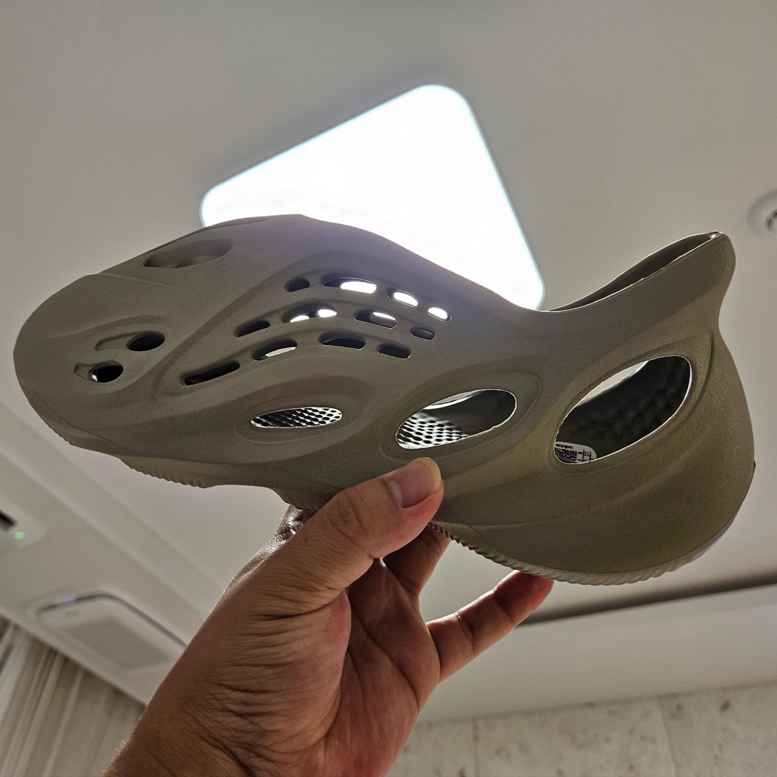Adidas Yeezy Foam RNNR Stone Salt 착용 스타일