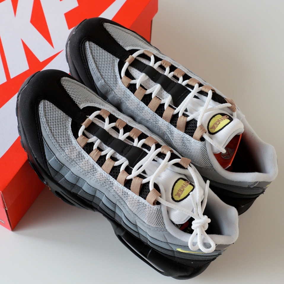 Nike Air Max 95 Wolf Grey Yellow Strike 착용 스타일 - 3