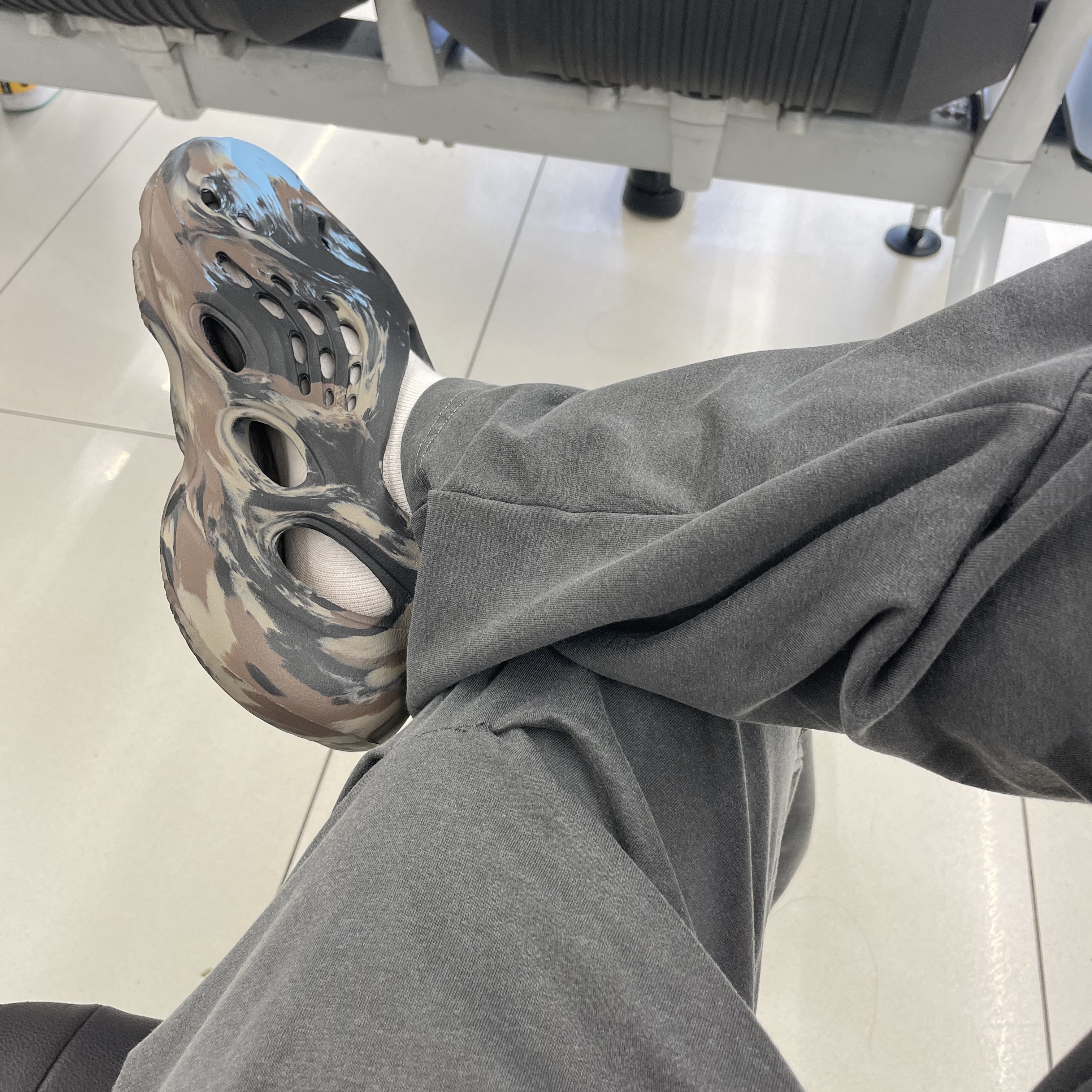 Adidas Yeezy Foam RNNR MX Cinder 착용 스타일