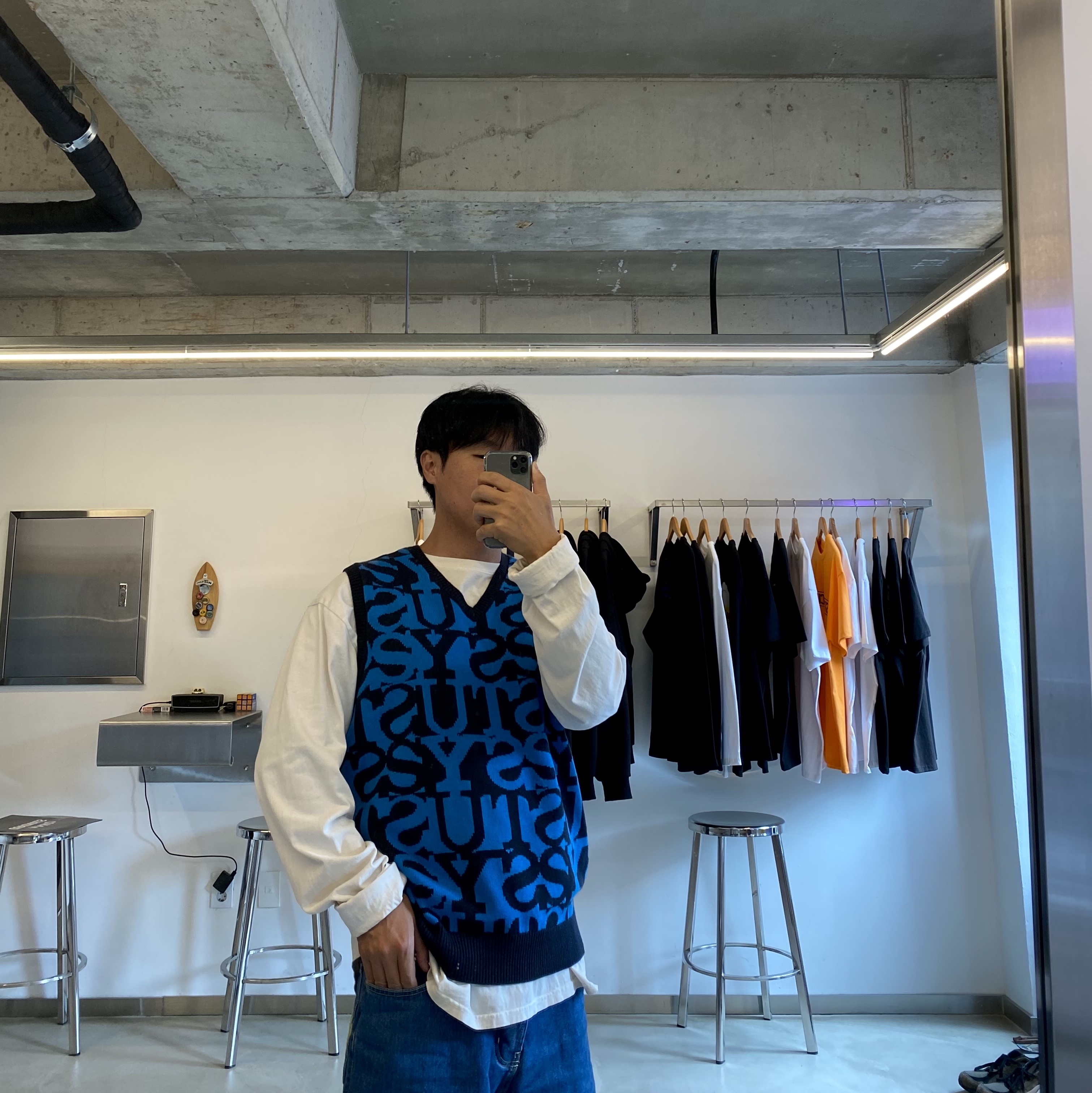 Stussy Stacked Sweater Vest Dark Navy, Stussy How We're Livin' Pigment Dyed LS T-Shirt Natural 착용 스타일