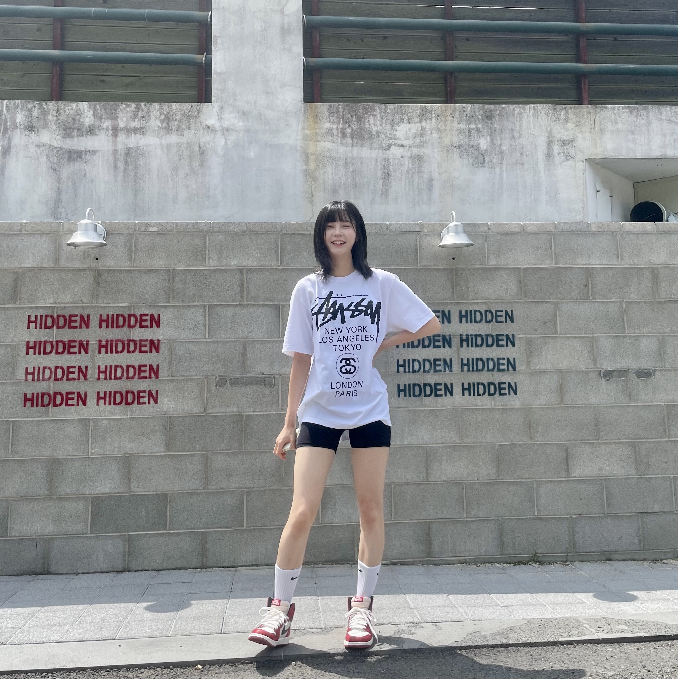 Jordan 1 Retro High OG Chicago 2022, Stussy World Tour T-Shirt White 2023 착용 스타일 - 1