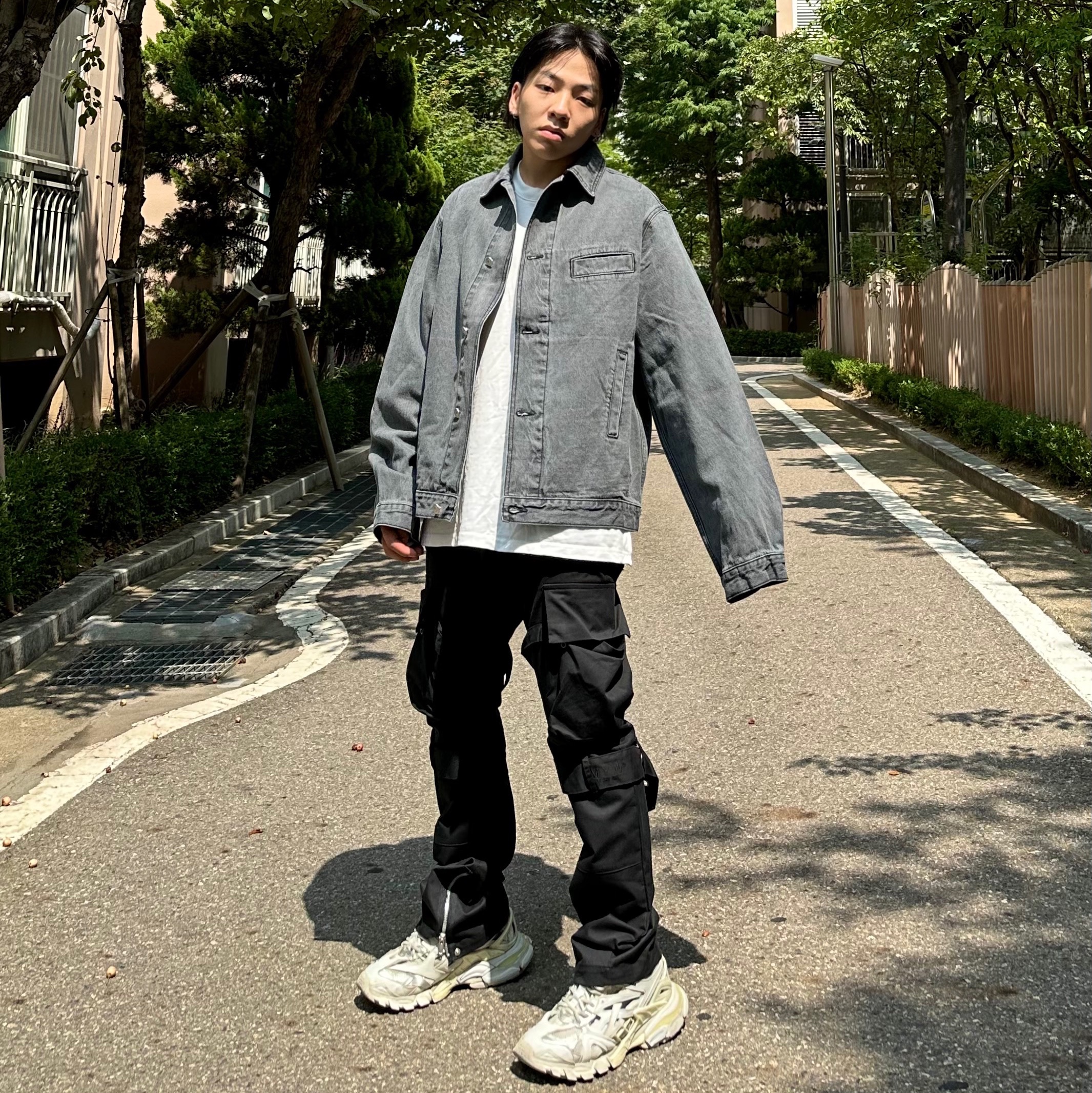 Balenciaga Track.2 Sneakers White Grey 착용 스타일 - 2