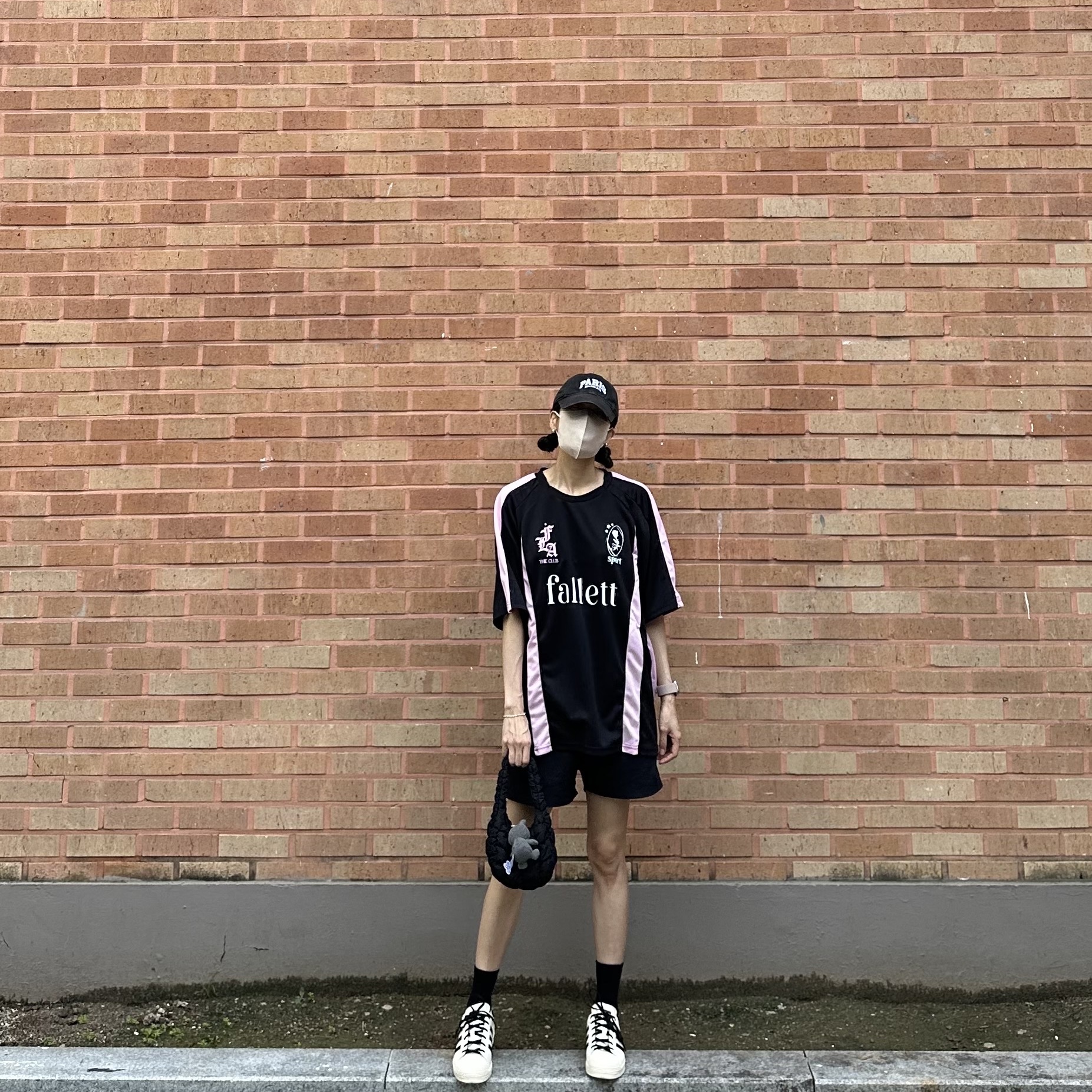 Adidas x Andre Saraiva Superstar Cream White Core Black, COS Quilted Micro Bag Black 착용 스타일 - 2