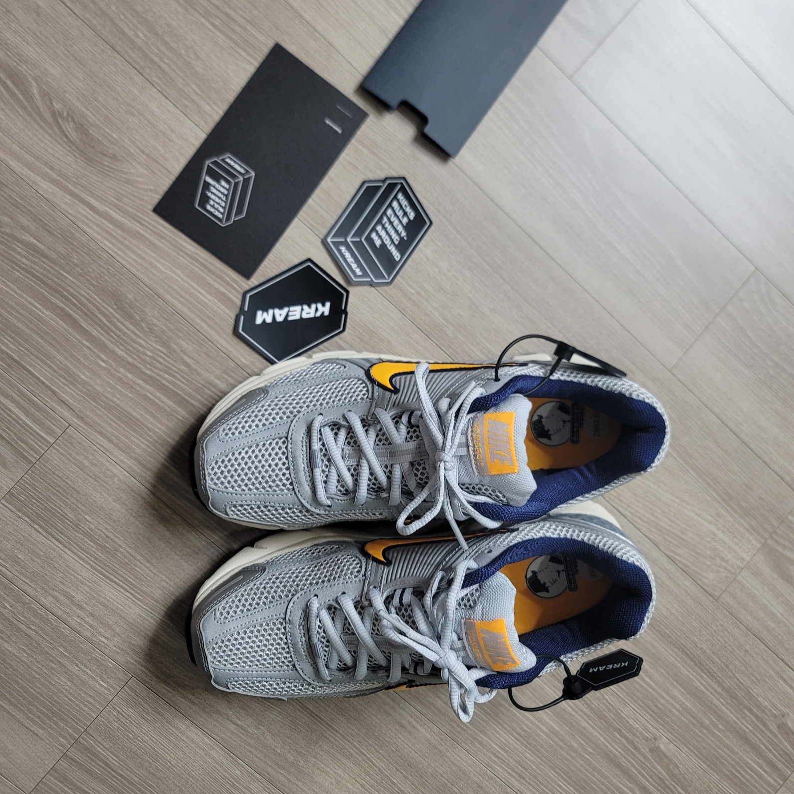 Nike Zoom Vomero 5 Pure Platinum and Laser Orange 착용 스타일 - 1
