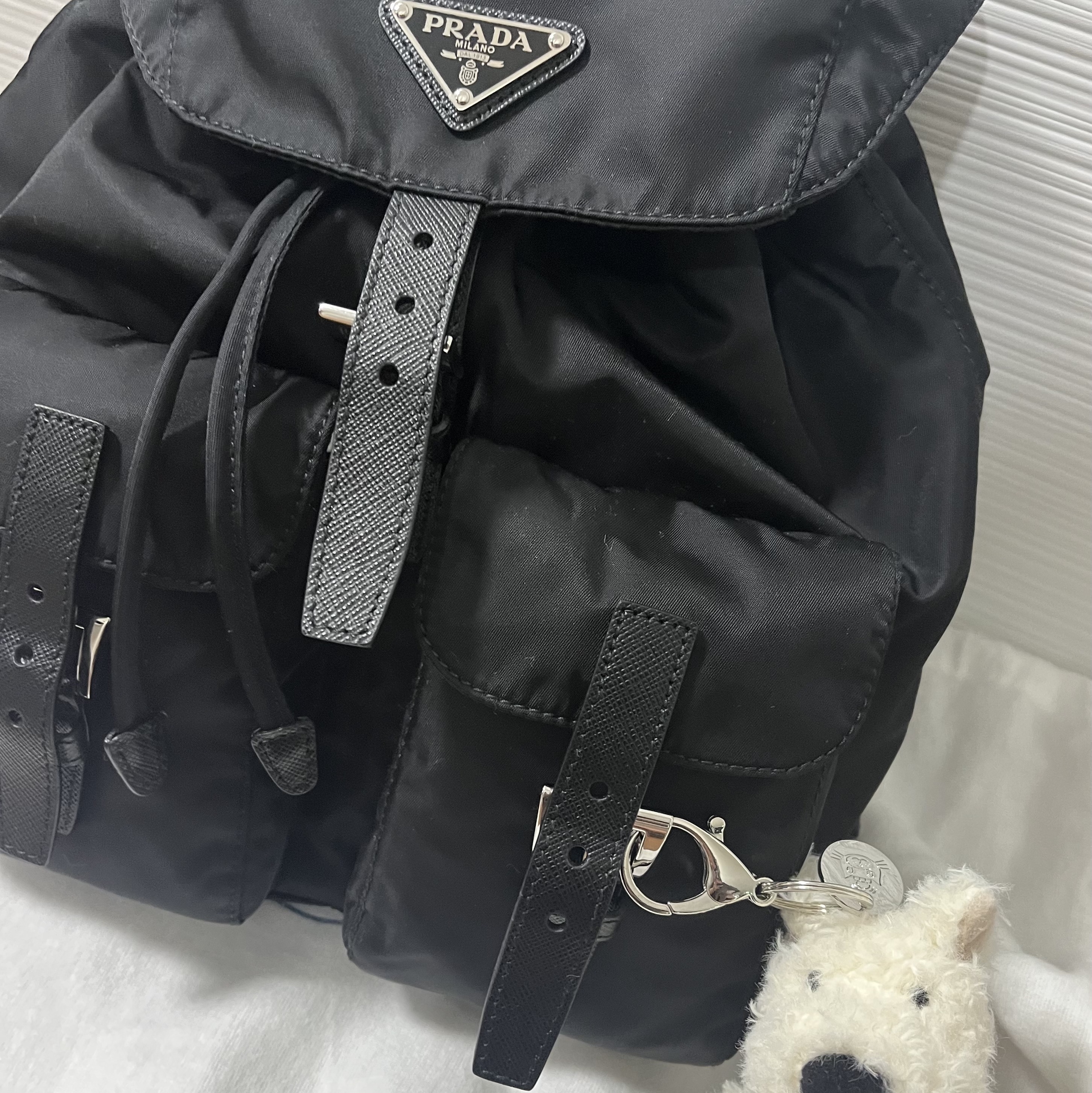 Prada Re-Nylon Small Backpack Black, Jellycat Munro Scottie Dog Bag Charm Cream 착용 스타일