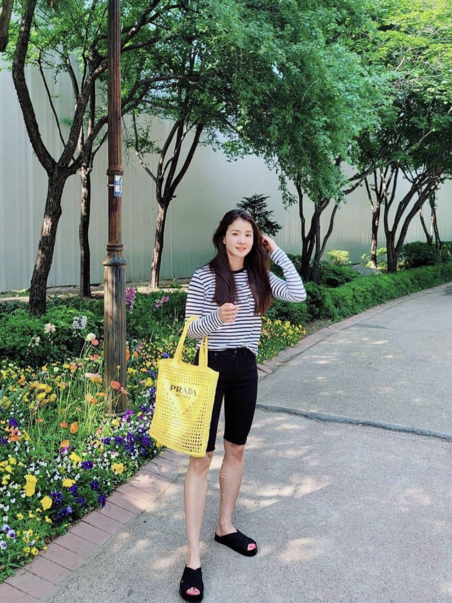 Prada Raffia Tote Bag Yellow 착용 스타일 - 1