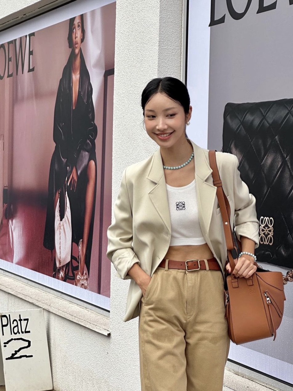 (W) Loewe Anagram Cropped Tank Top in Cotton White Navy Blue, Loewe Small Hammock Bag in Classic Calfskin Tan 착용 스타일