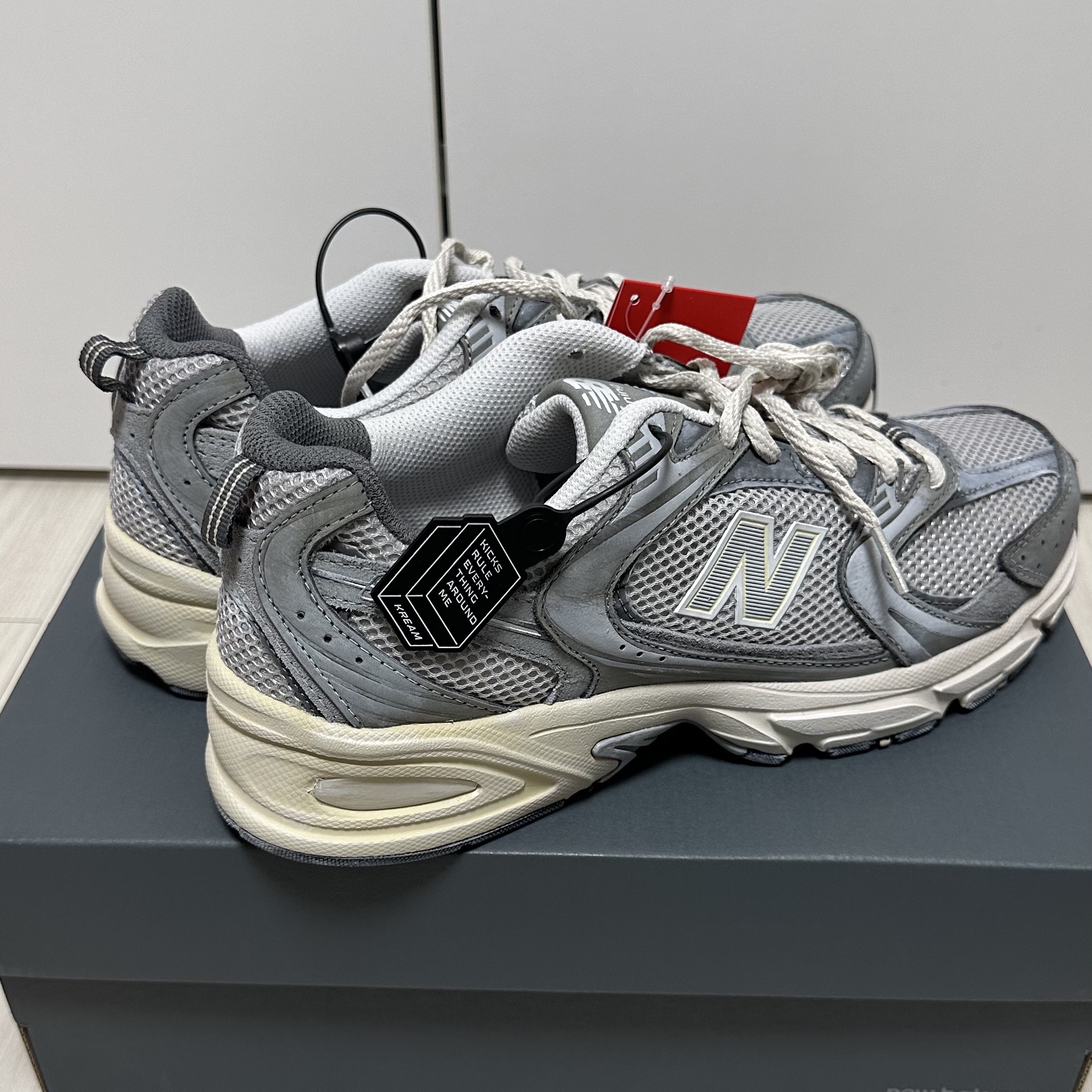 New Balance 530 Premium Vintage Grey Matter 착용 스타일 - 3