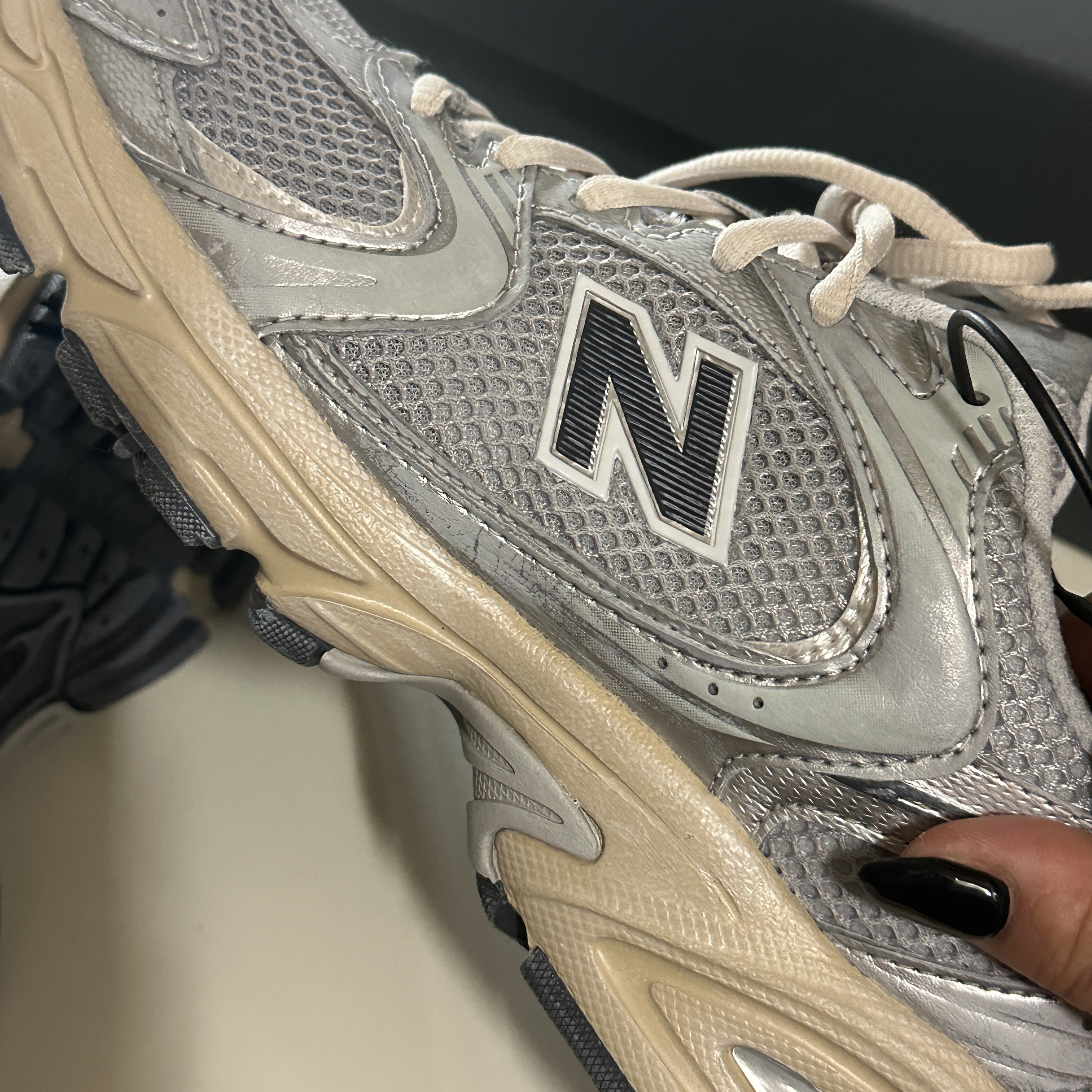 New Balance 530 Vintage Metallic Silver 착용 스타일 - 2