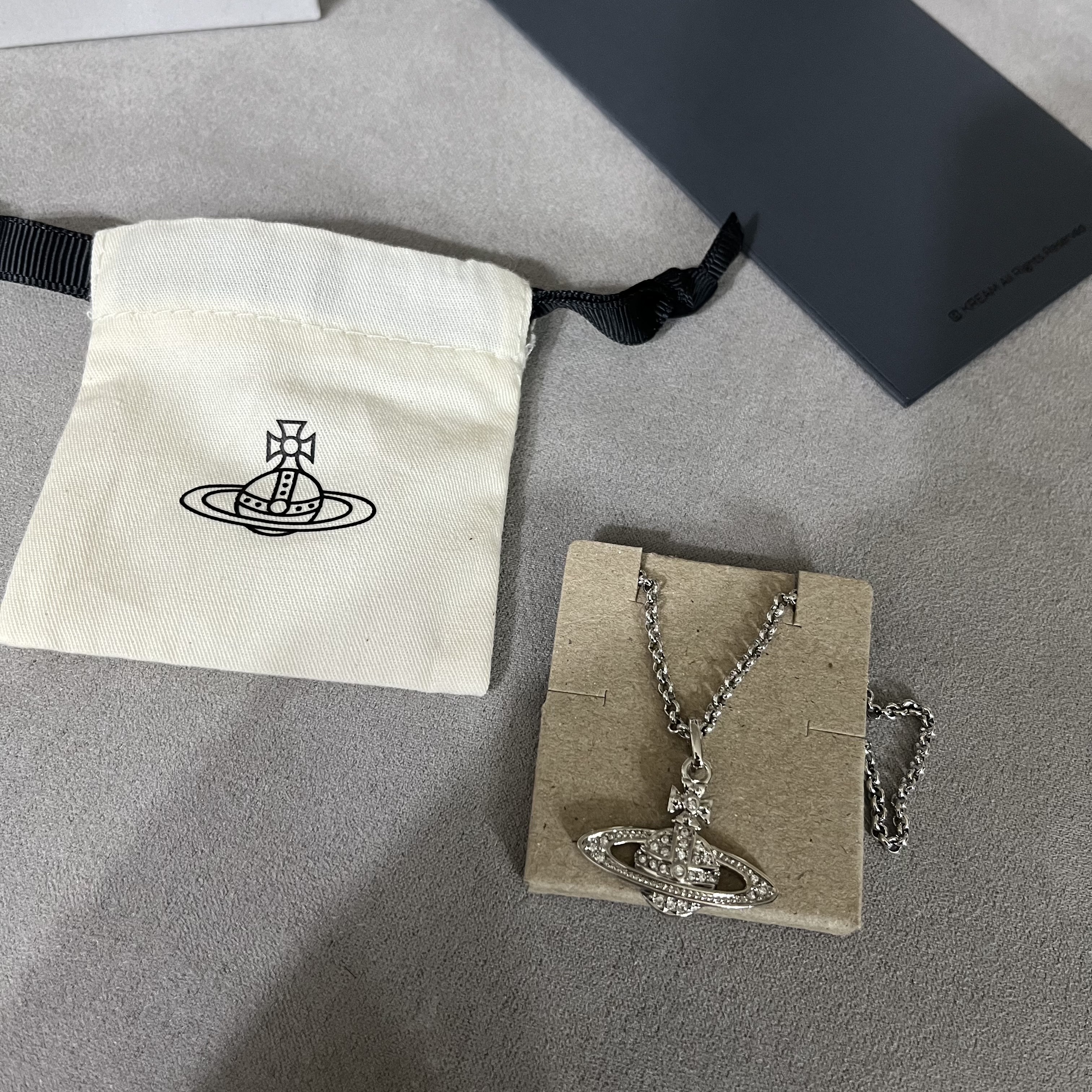 Vivienne Westwood Mini Bas Relief Pendant Silver 착용 스타일 - 2