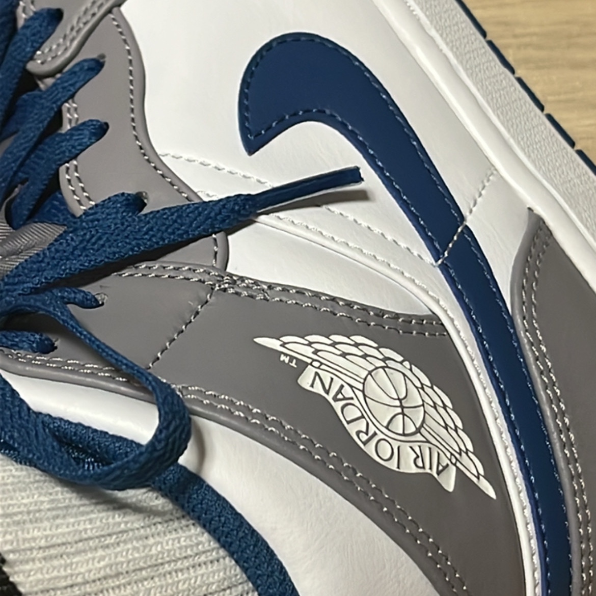 Jordan 1 Mid Cement Grey True Blue 착용 스타일