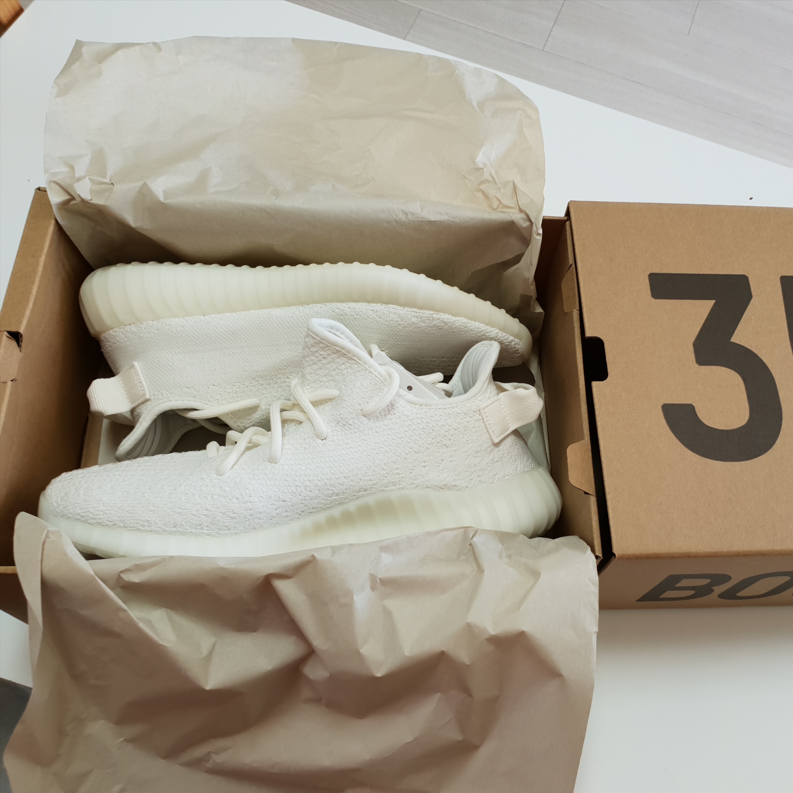 Adidas Yeezy Boost 350 V2 Cream/Triple White 착용 스타일
