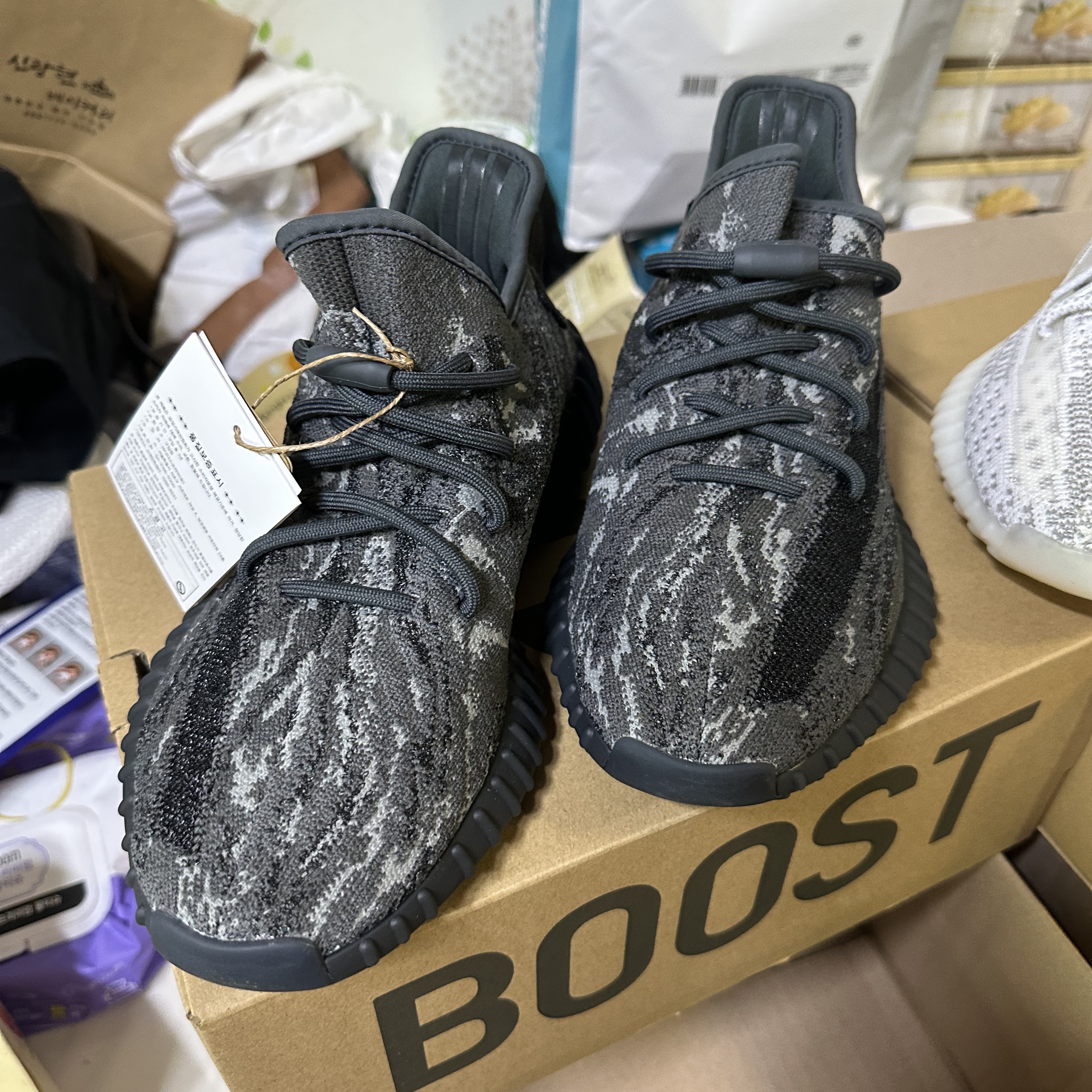Adidas Yeezy Boost 350 V2 Static 2023, Adidas Yeezy Boost 350 V2 MX Dark Salt 착용 스타일 - 2