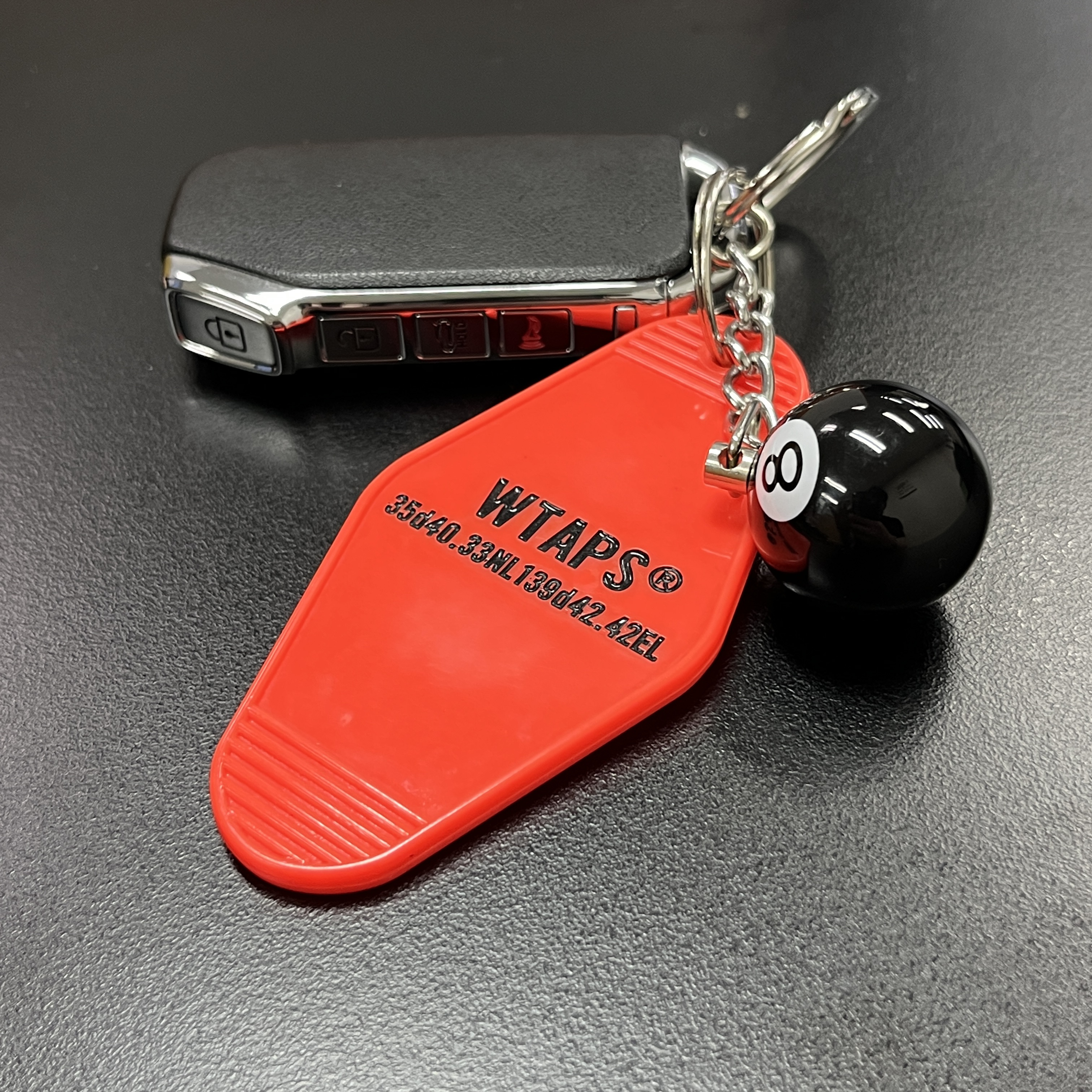 Stussy 8 Ball Keychain Black 착용 스타일