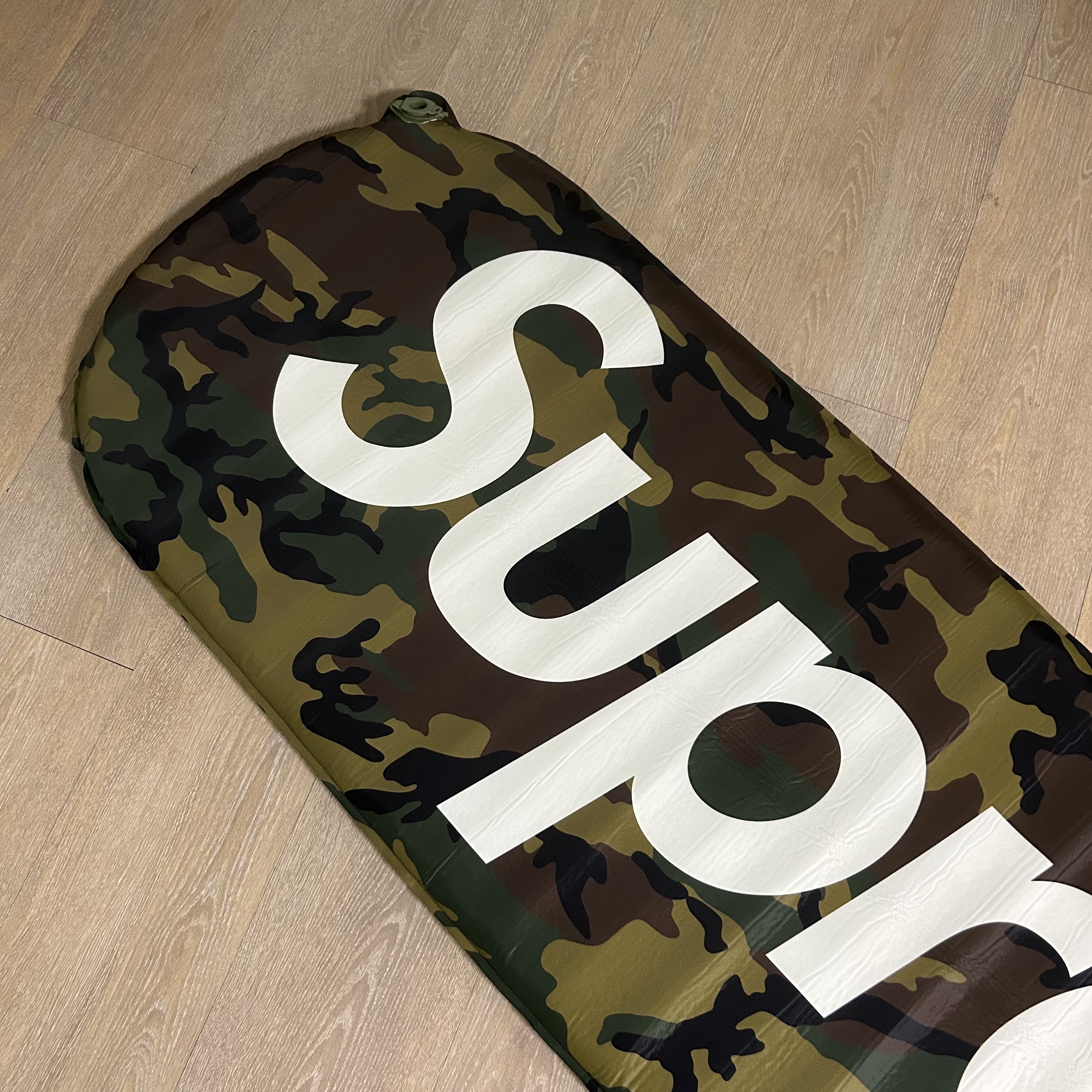 Supreme x Sea to Summit Self Inflating Sleeping Mat Woodland Camo - 21SS 착용 스타일