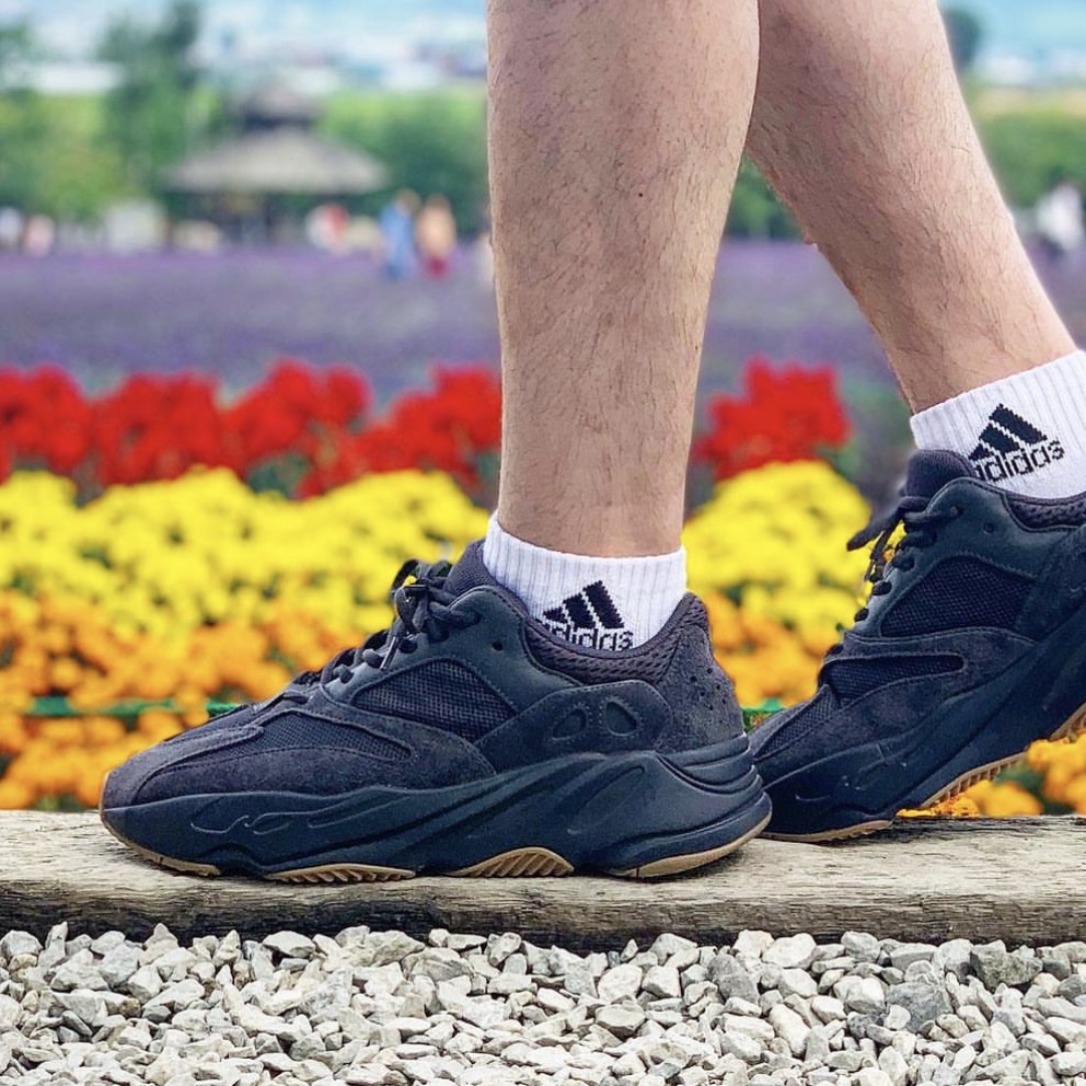 Adidas Yeezy Boost 700 Utility Black 2023 착용 스타일 - 4