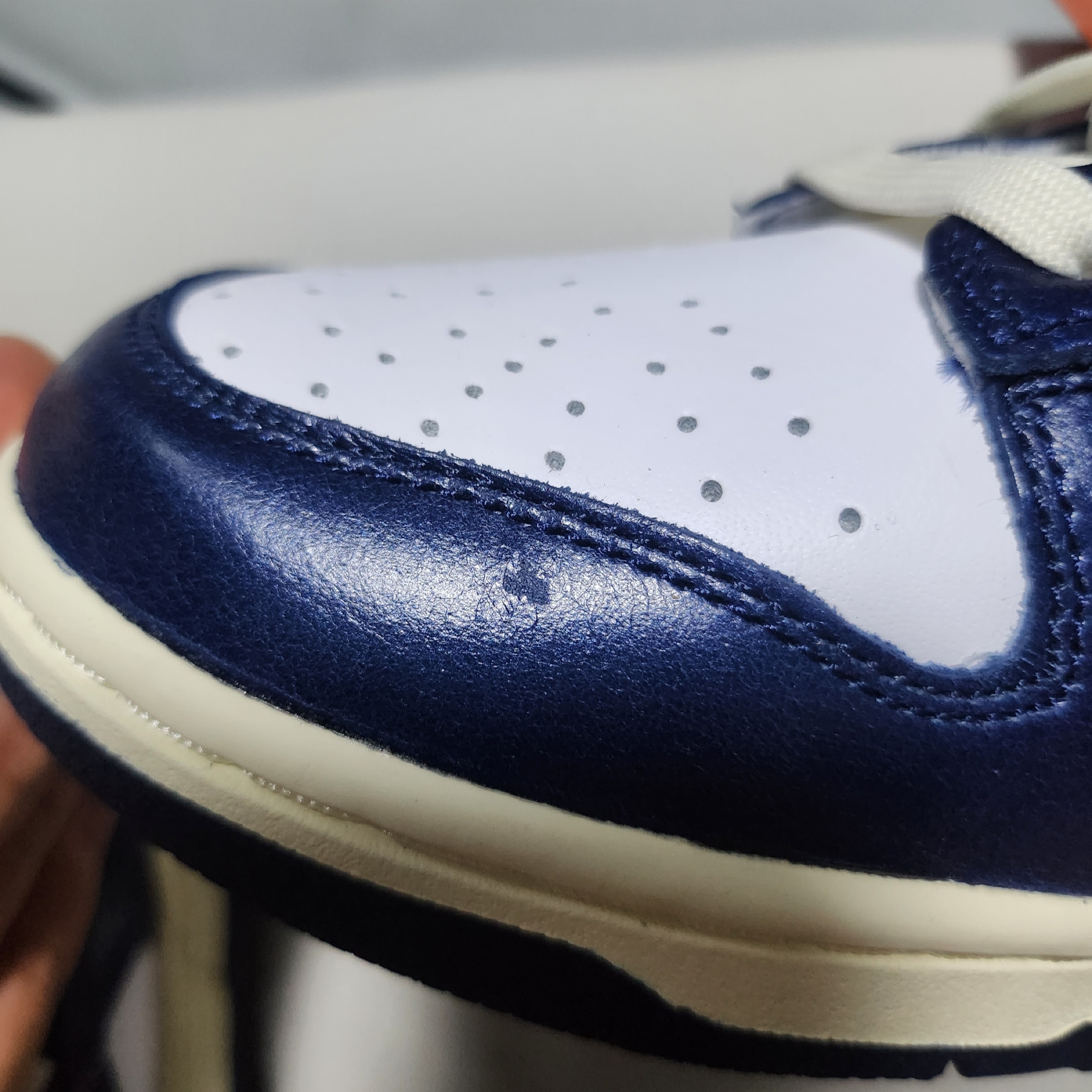 (W) Nike Dunk Low PRM Midnight Navy and White 착용 스타일 - 2
