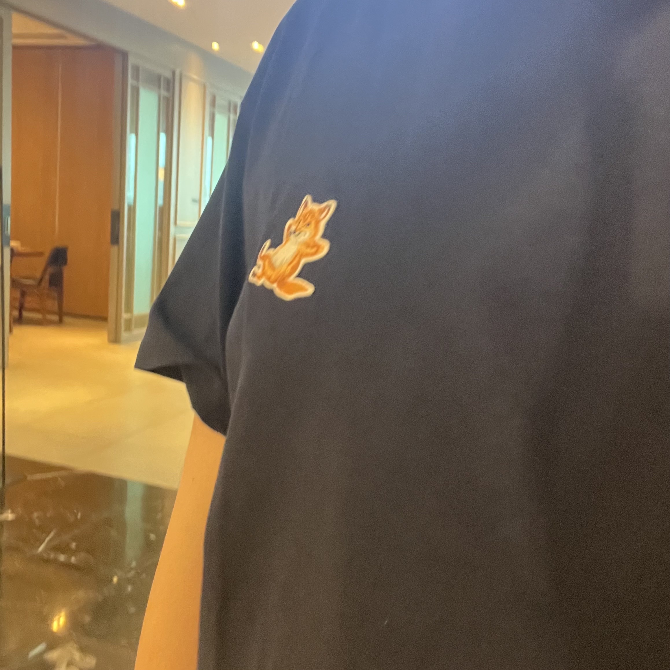 Maison Kitsune Chillax Fox Patch Classic T-Shirt Navy 착용 스타일