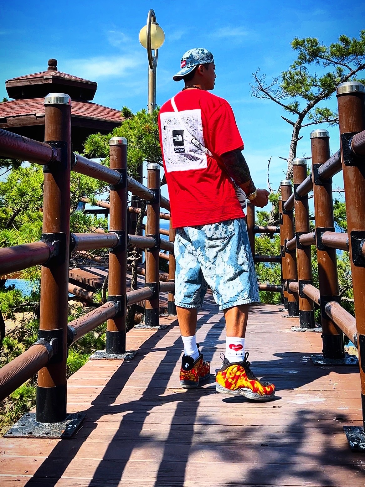 Supreme Flames Jacquard Denim Camp Cap Washed Indigo - 23SS, Supreme Flames Jacquard Baggy Denim Shorts Washed Indigo - 23SS 착용 스타일 - 1