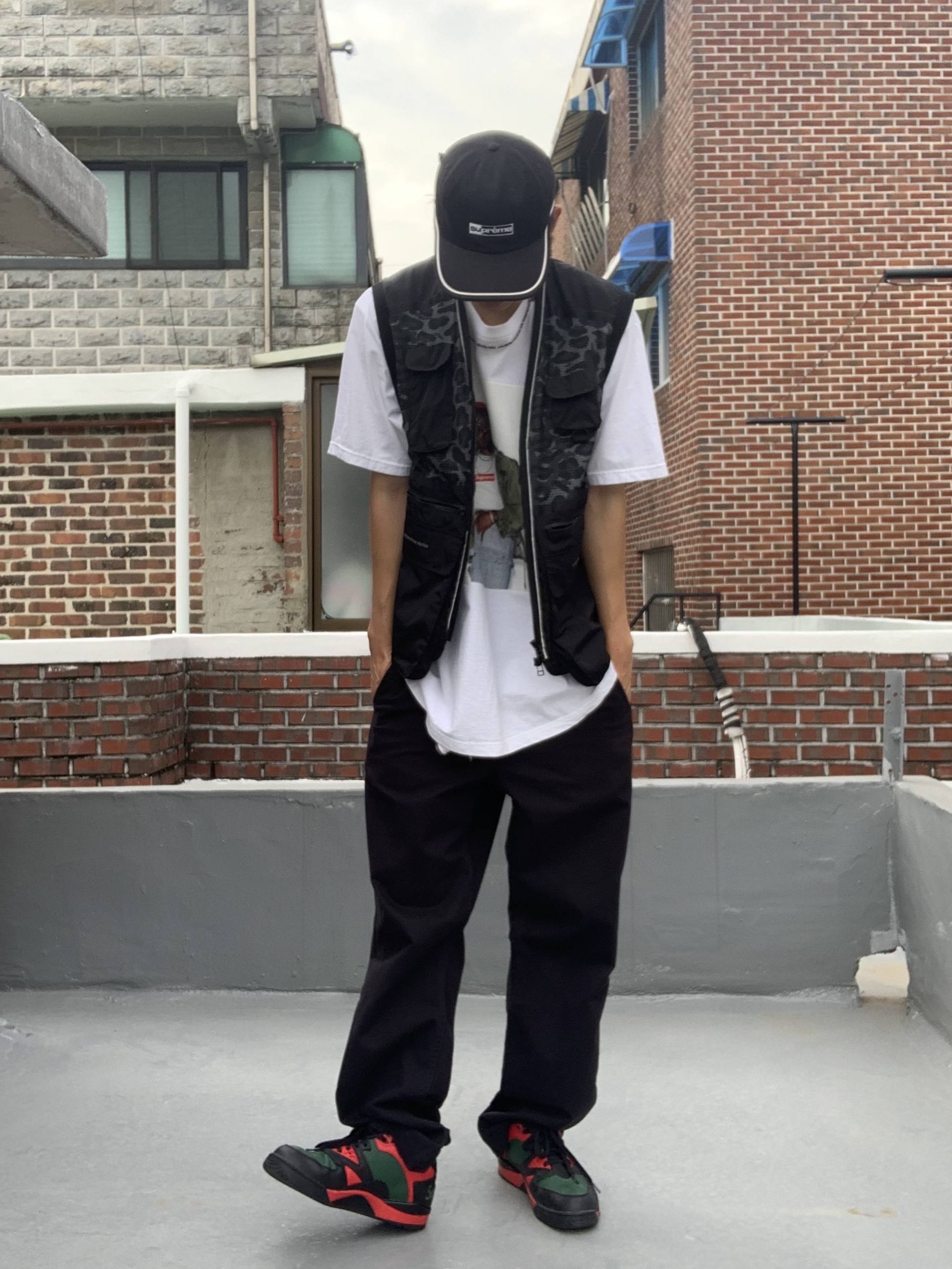 Nike x Supreme Air Cross Trainer 3 Low Black, Supreme Andre 3000 T-Shirt White - 22FW 착용 스타일 - 2