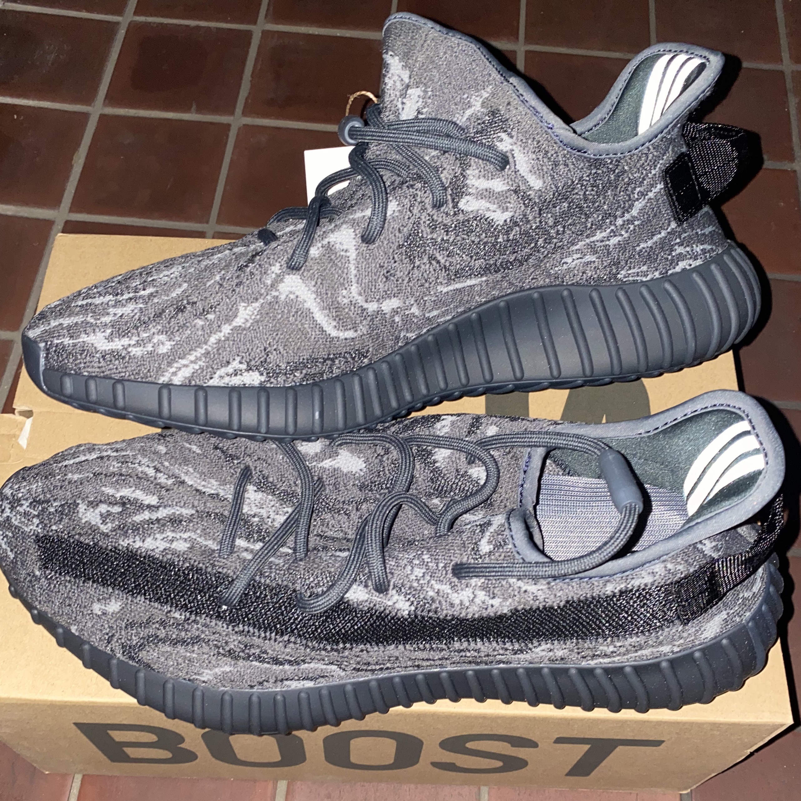 Adidas Yeezy Boost 350 V2 MX Dark Salt 착용 스타일