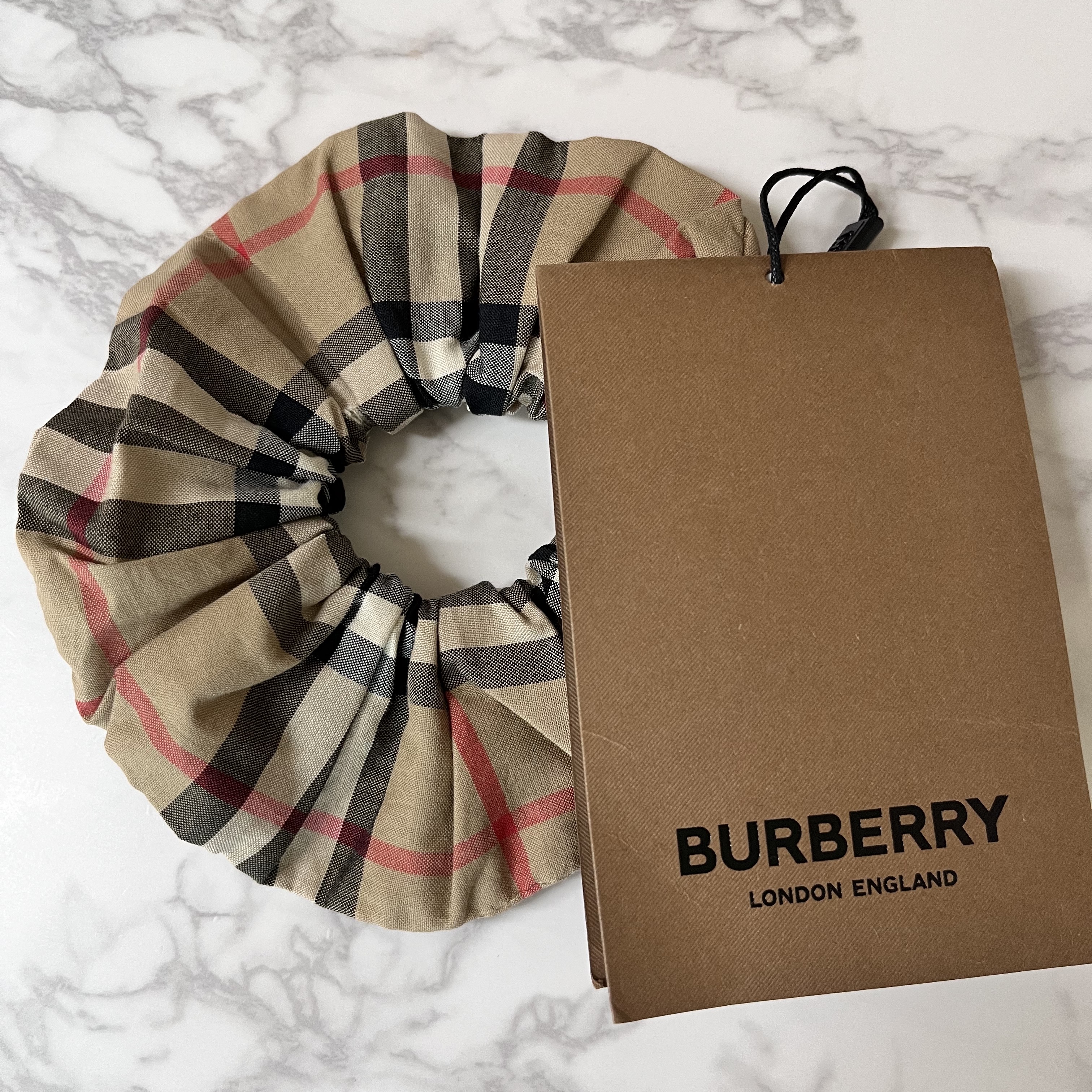 (Kids) Burberry Vintage Check Cotton Scrunchie Archive Beige 착용 스타일