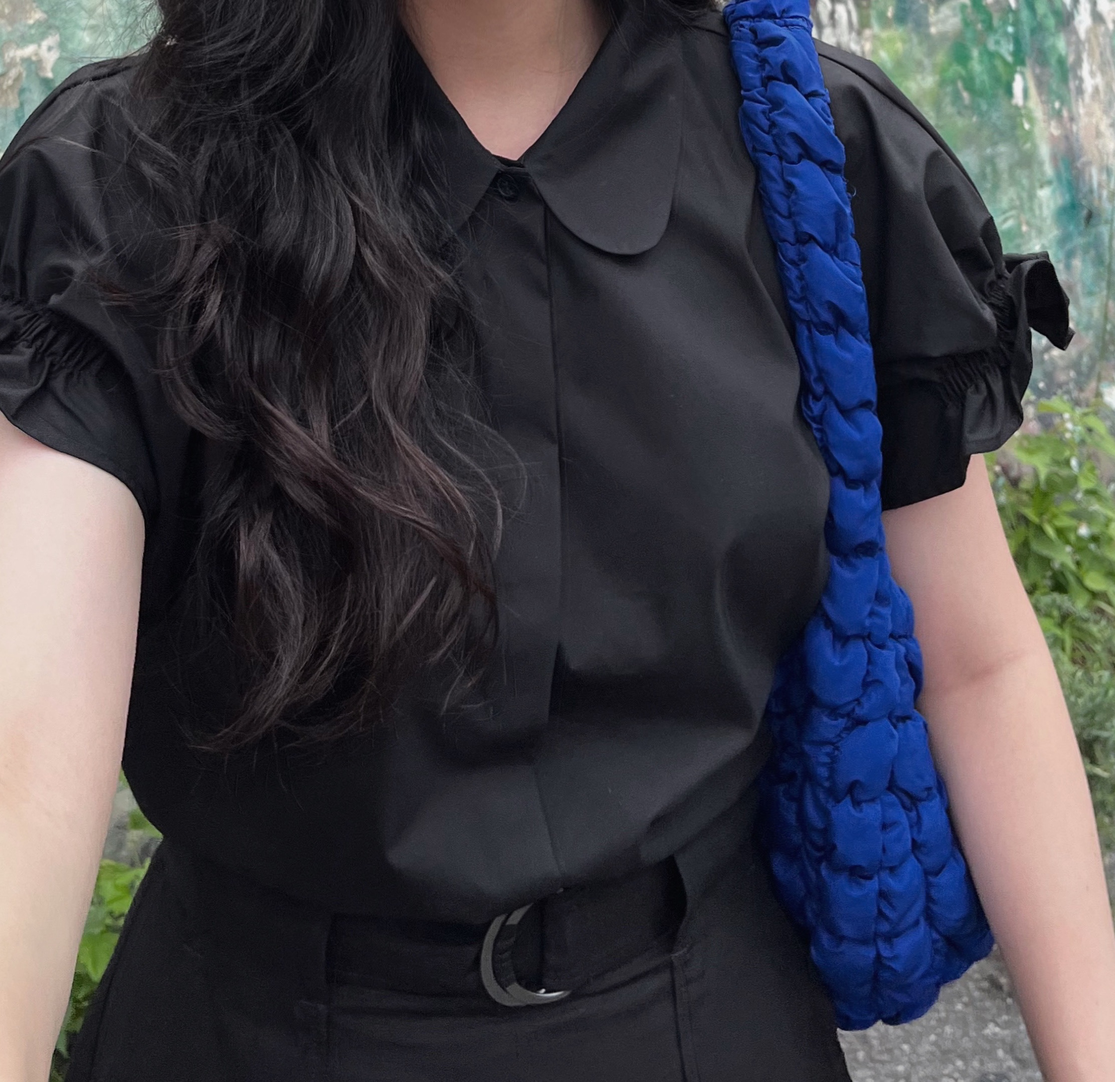 COS Quilted Mini Bag Blue 착용 스타일 - 3