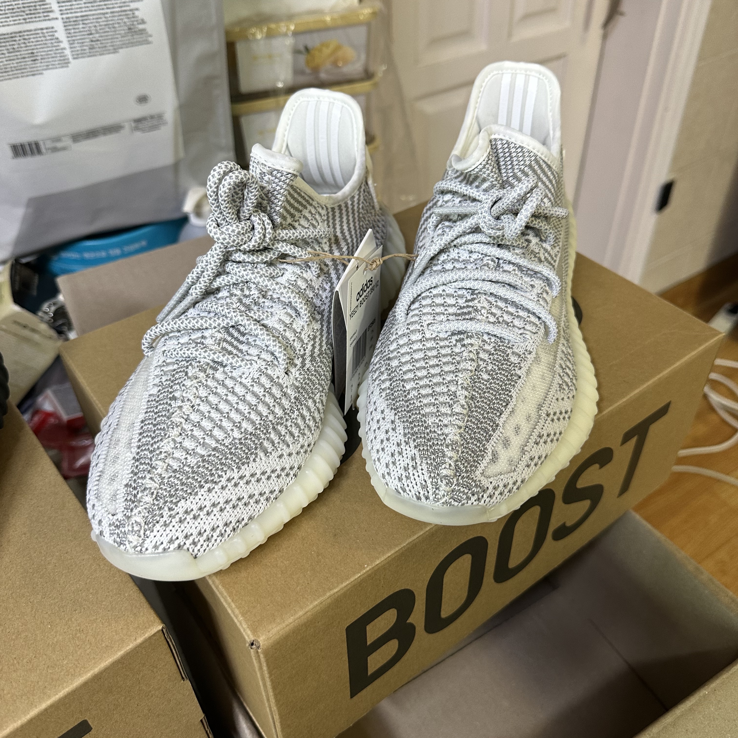 Adidas Yeezy Boost 350 V2 Static 2023, Adidas Yeezy Boost 350 V2 MX Dark Salt 착용 스타일 - 1