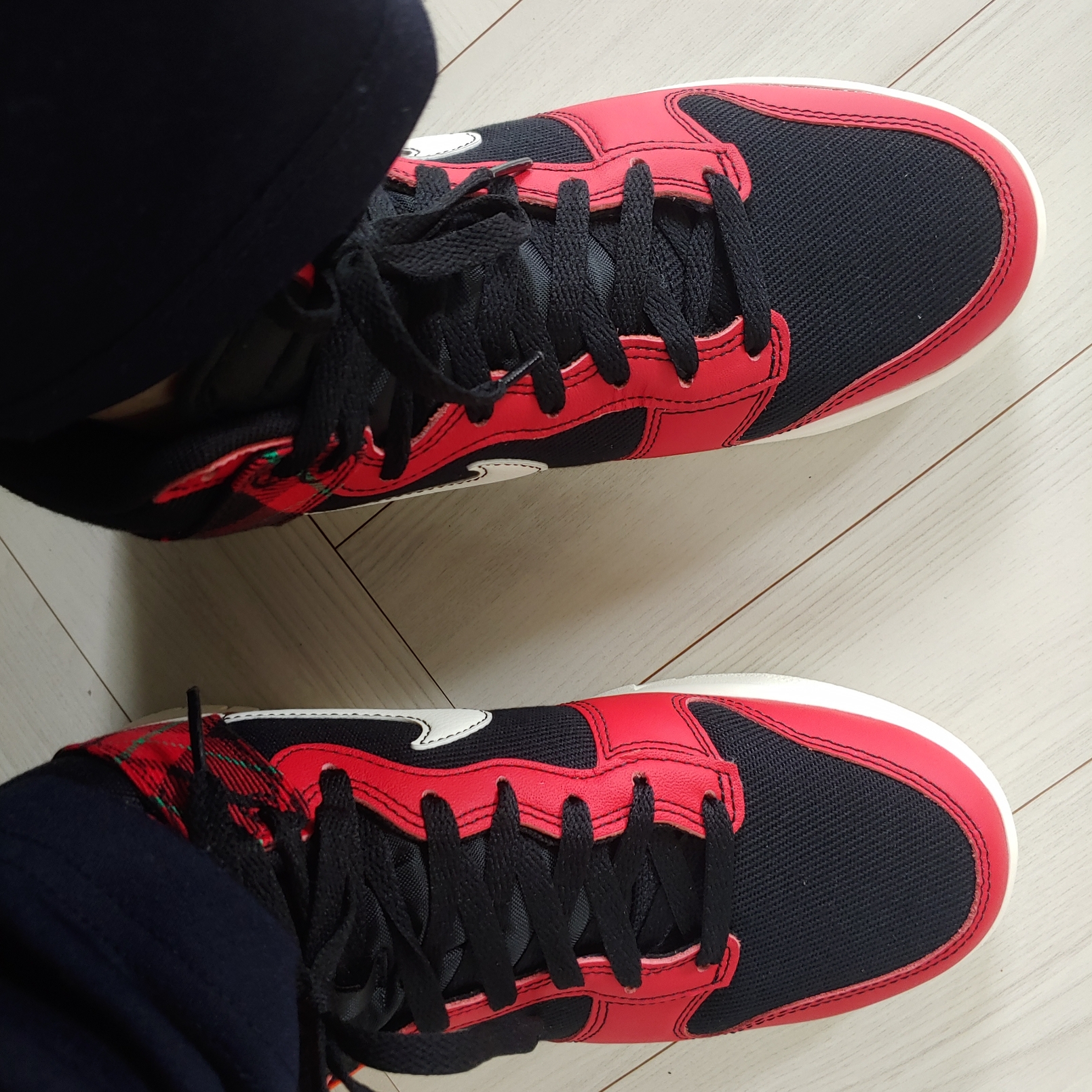 Nike Dunk High Black and University REd 착용 스타일 - 3