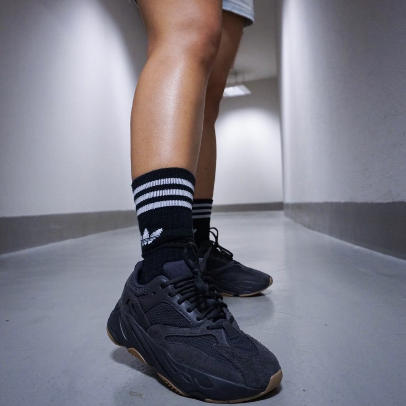 Adidas Yeezy Boost 700 Utility Black 2023 착용 스타일 - 1
