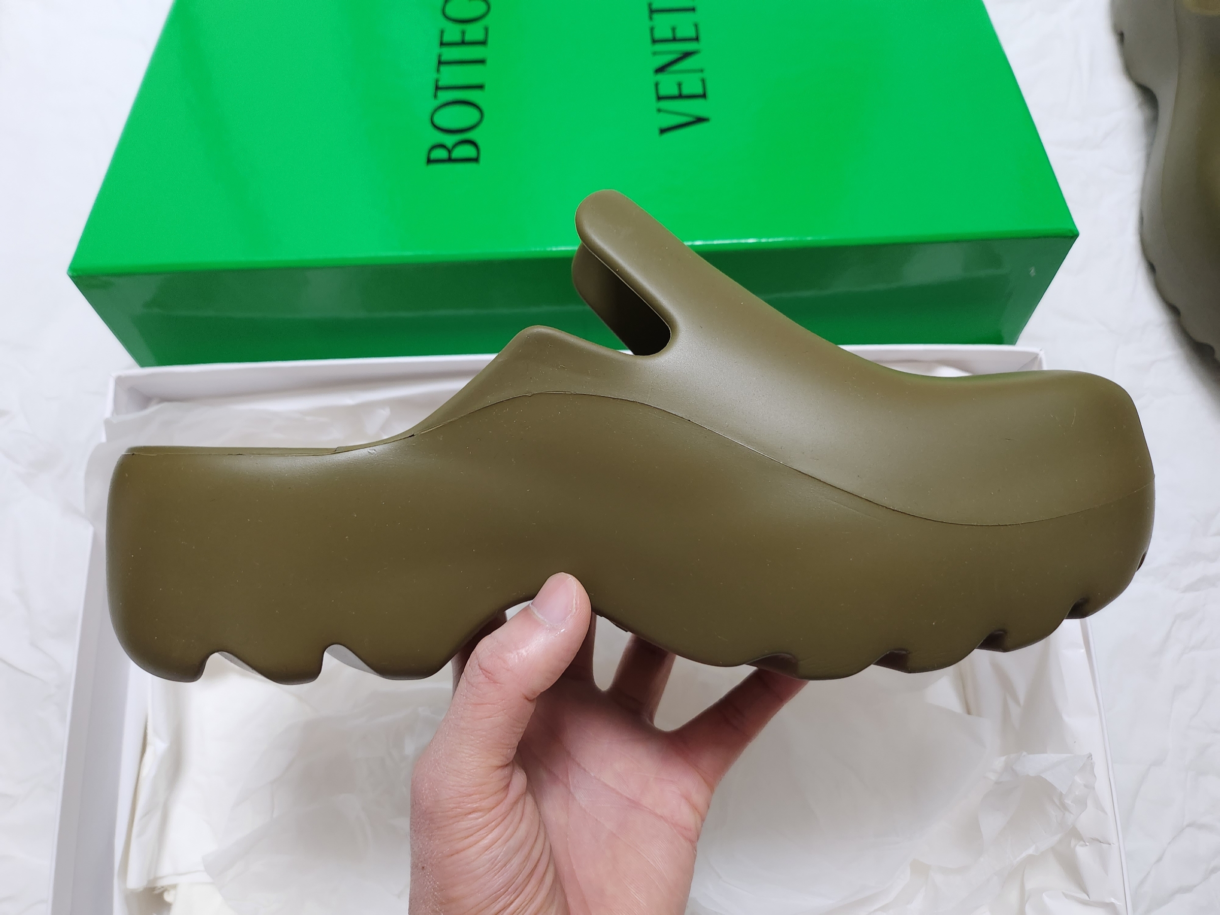 Bottega Veneta Rubber Flash Clog Liana 착용 스타일 - 3
