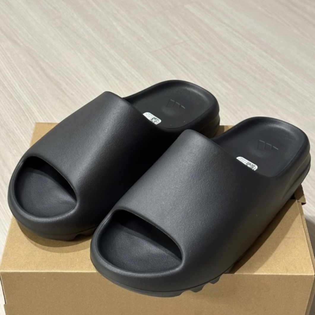 Adidas Yeezy Slide Onyx 착용 스타일